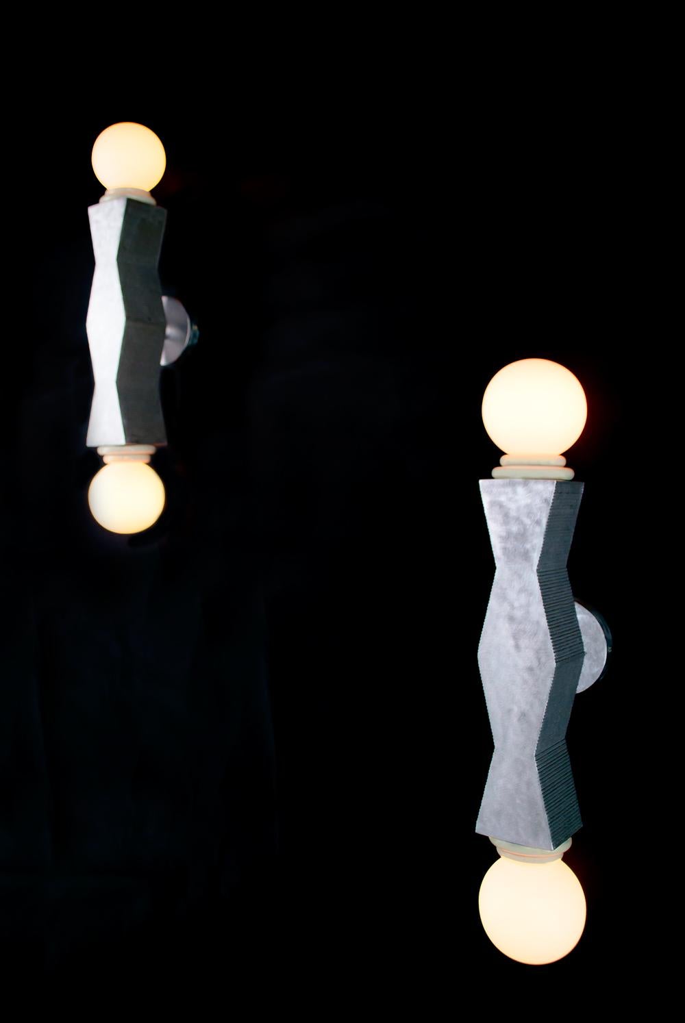 Contemporary Ridge Wall Light mit geometrischem Aluminiumgehäuse und opalen Glühbirnen im Zustand „Neu“ im Angebot in London, GB