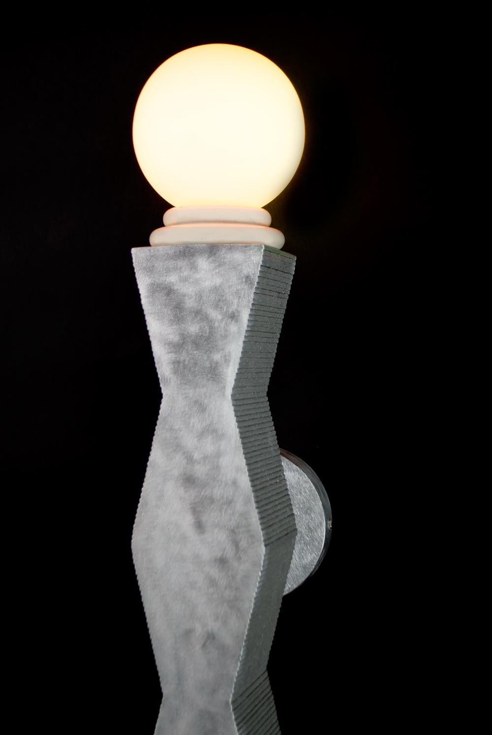 Contemporary Ridge Wall Light mit geometrischem Aluminiumgehäuse und opalen Glühbirnen (21. Jahrhundert und zeitgenössisch) im Angebot