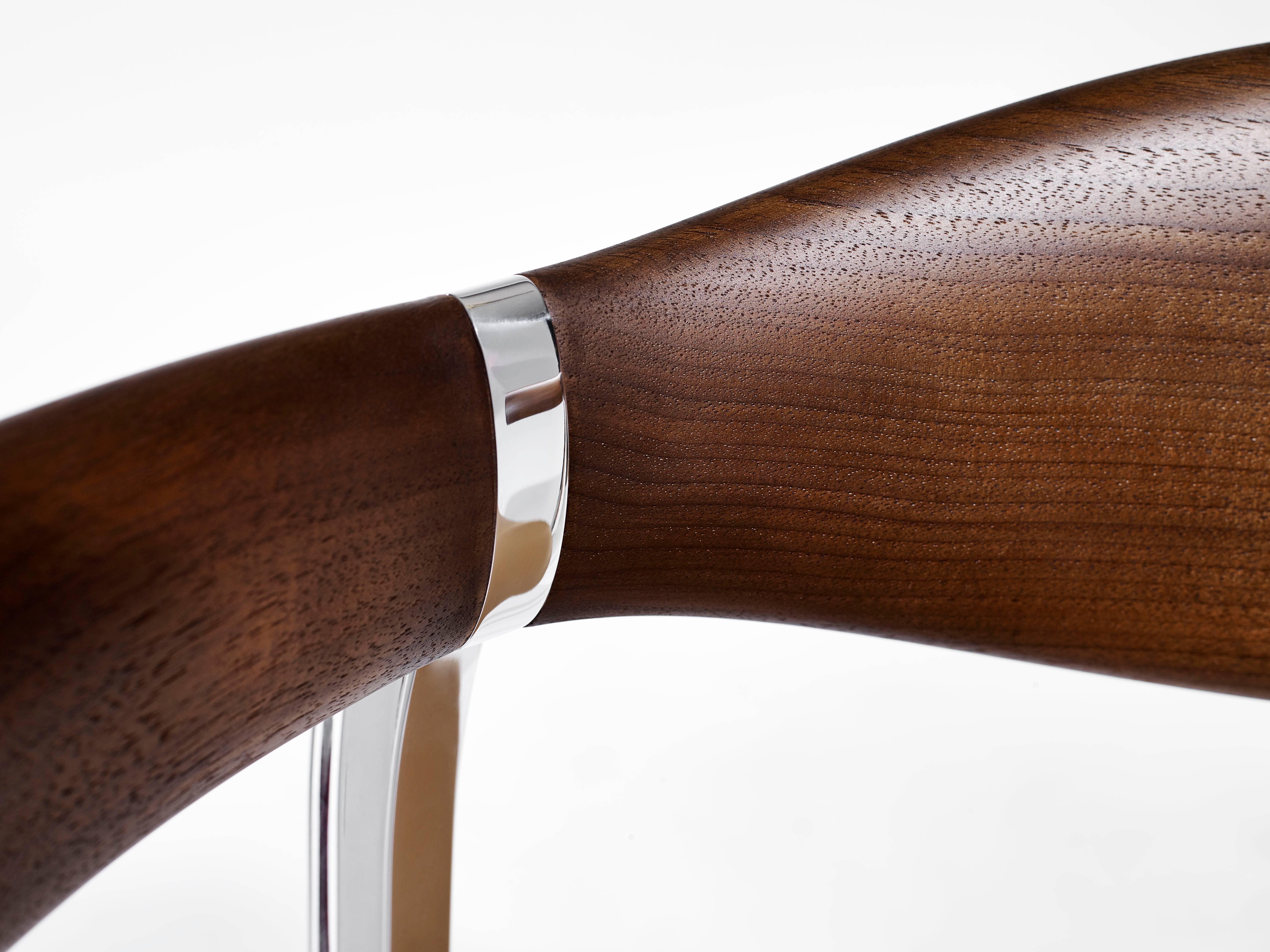 Chaise à fusil contemporaine en noyer:: laiton brossé et aluminium poli Neuf - En vente à London, GB