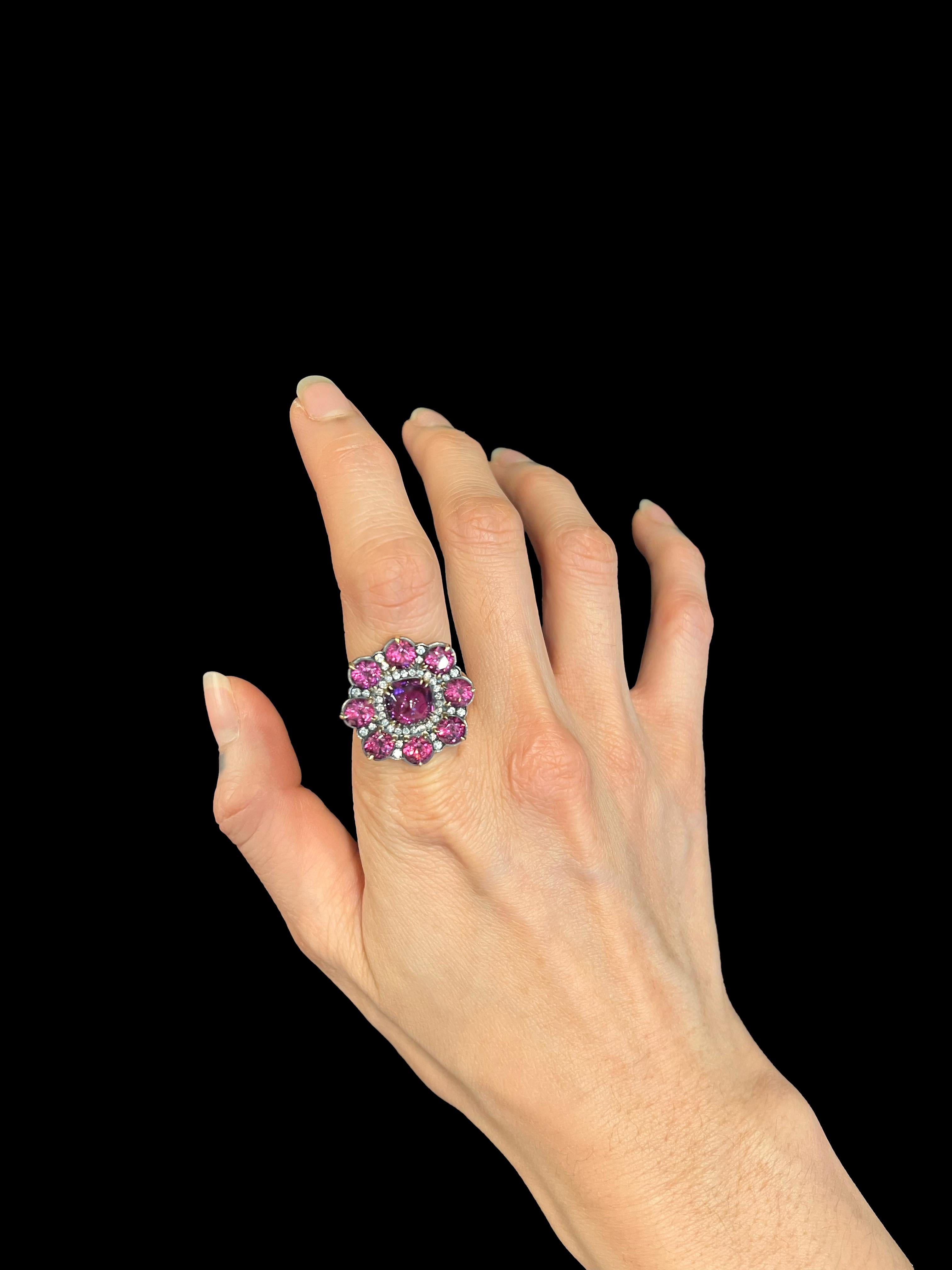 Taglio grezzo anello contemporaneo Arteau Paris con granati e diamanti in vendita