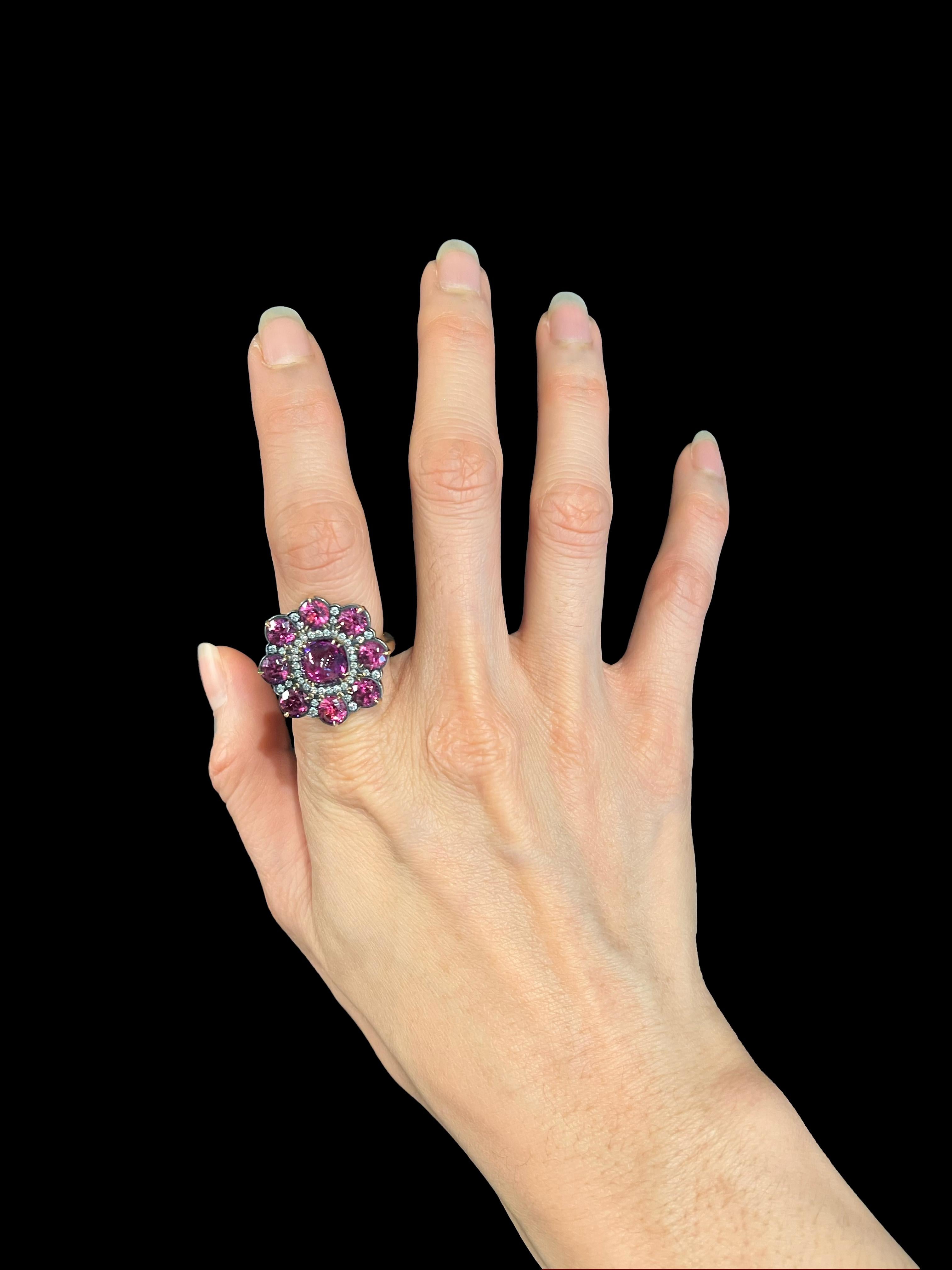 anello contemporaneo Arteau Paris con granati e diamanti in vendita 1