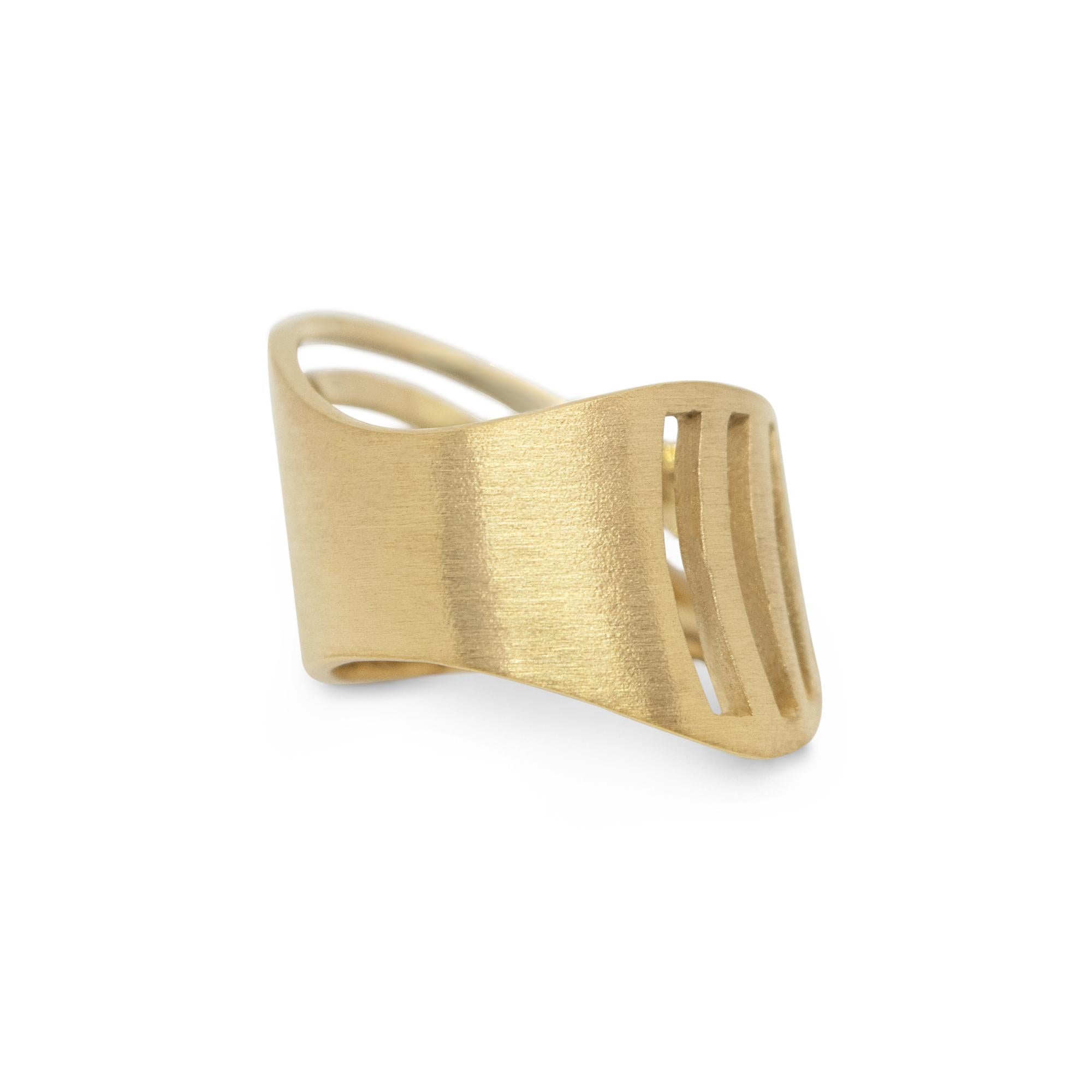 Unisex band ring in yellow gold vermeil. Perfect worn solo or horizontally stacked with multiple rings from the collection. This unique piece has cut-outs in an abstract fishbone pattern. Textured finish for an industrial-chic look.
Dimensions: 21.5
