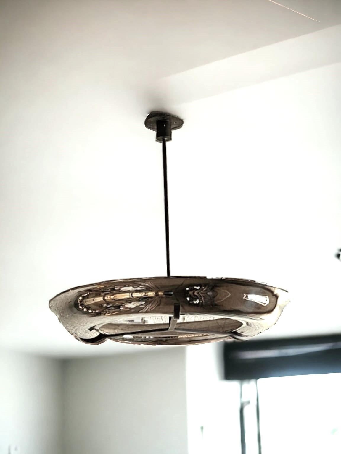 Questo ciondolo ad anello è realizzato in rame e placcato in nichel.  Bracci e baldacchino in ottone annerito chimicamente. 
Led flessibili in silicone all'interno dell'anello, 16watt/metro, 1800lmn per metro. circa 4,10 metri di led in totale.