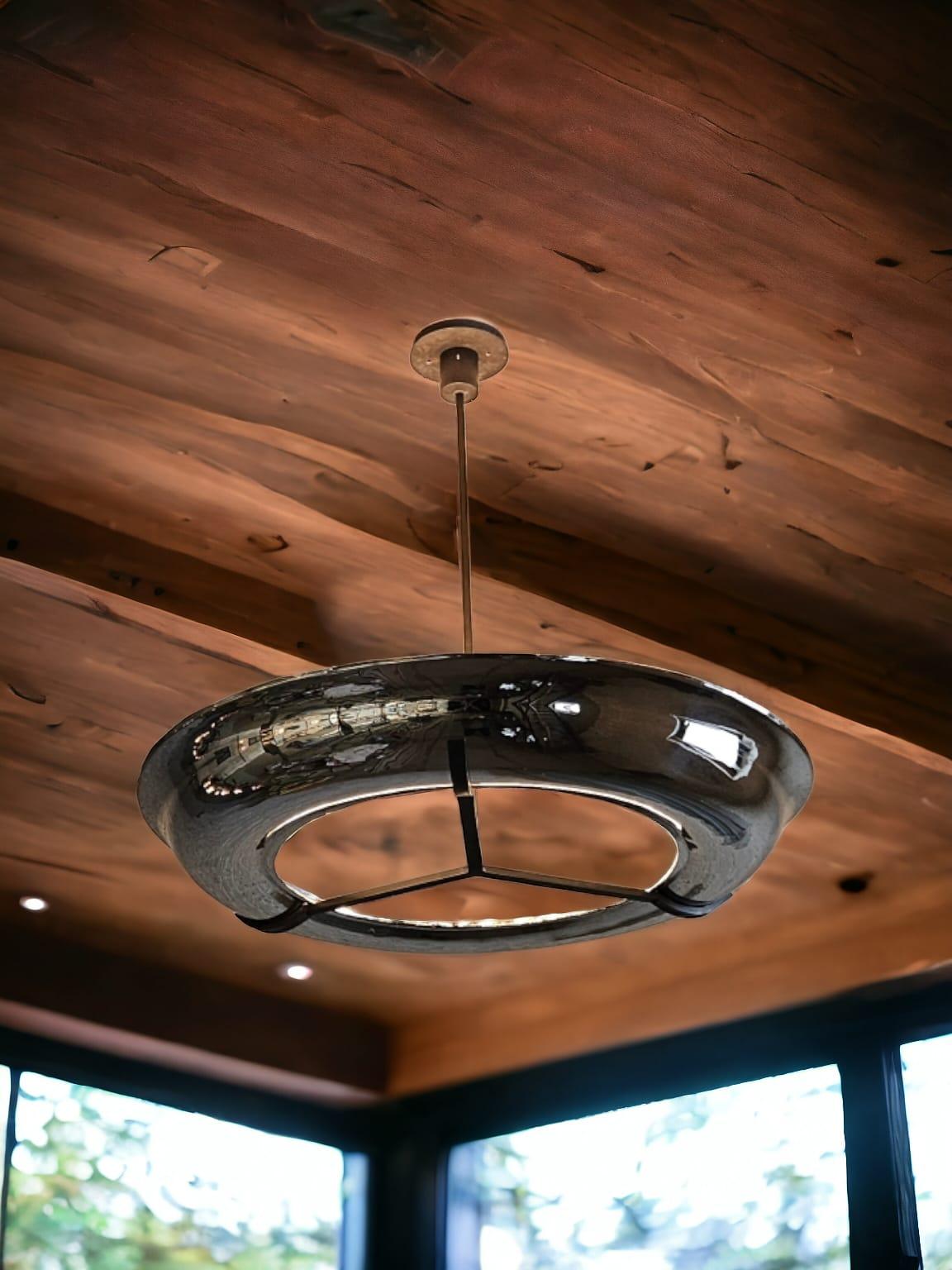 Moderno Ciondolo ad anello contemporaneo placcato in nichel con led in vendita
