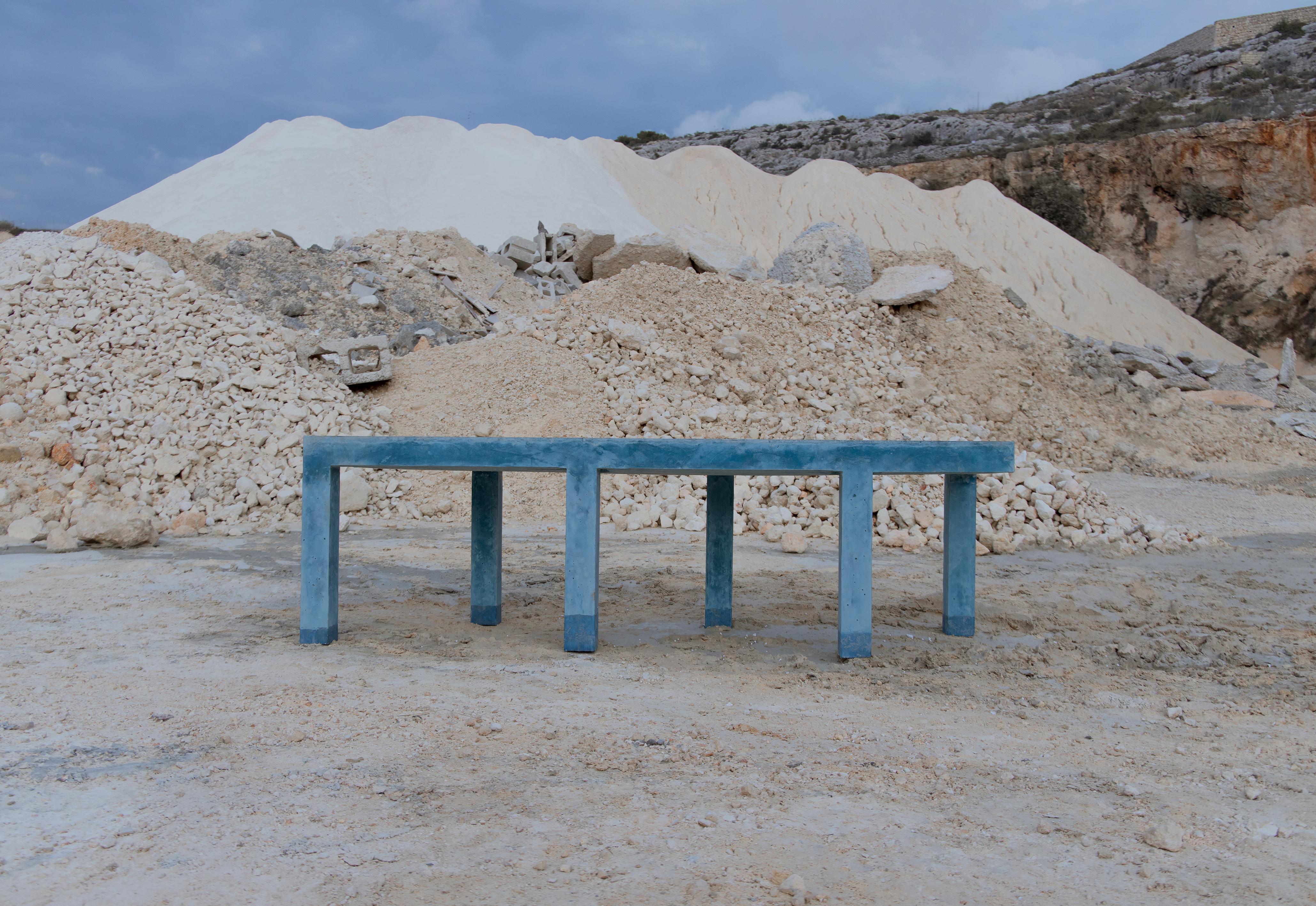 SORGI est un projet de recherche en cours sur les possibilités de circularité à Malte, dont le premier résultat est une collection de mobilier extérieur pour les espaces publics, très critique à l'égard de l'industrie de la construction en plein