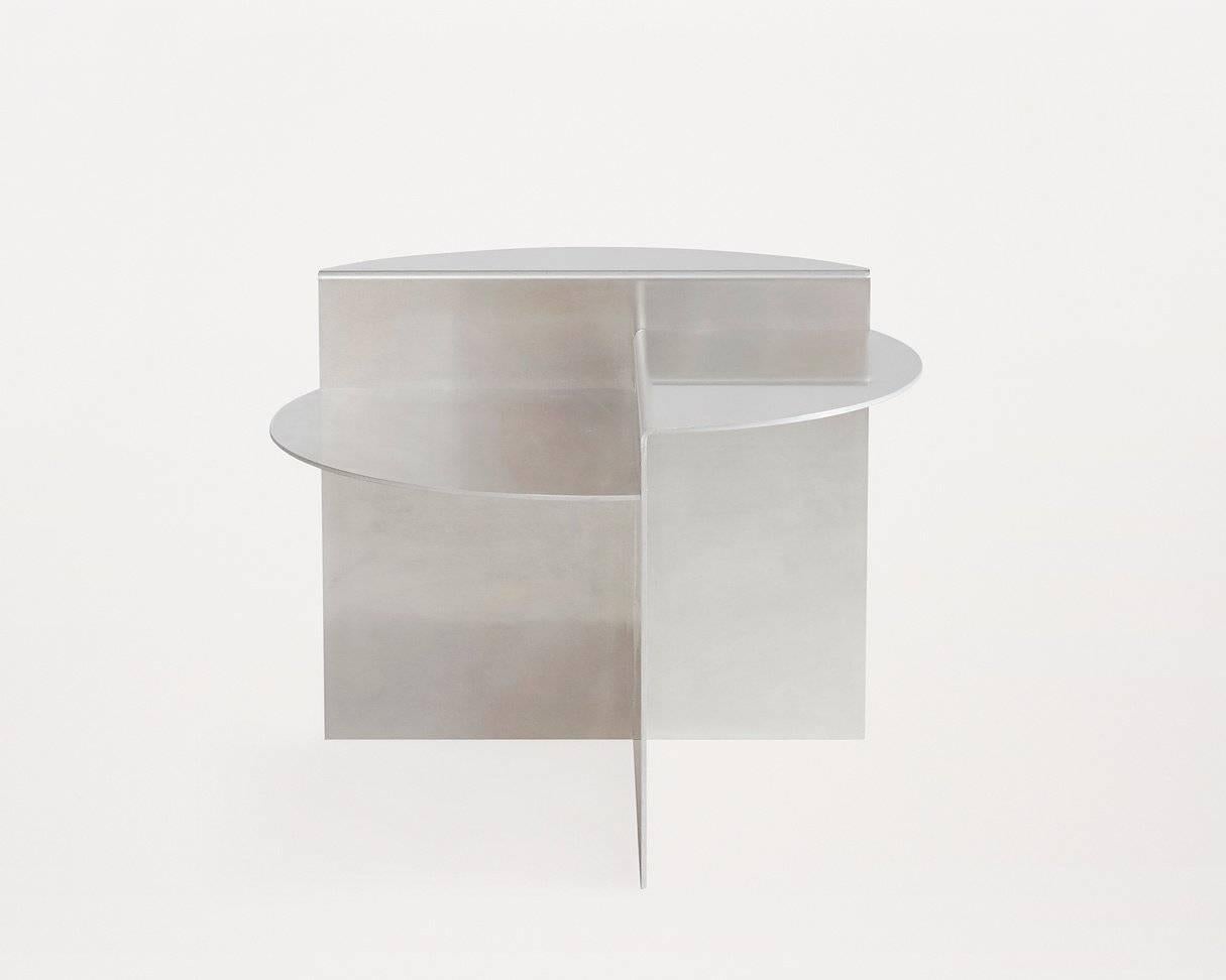 La table d'appoint Rivet est un meuble polyvalent qui convient à toutes les pièces. Son plateau circulaire est divisé en trois niveaux différents, créant ainsi une surface dynamique.

Le design Rivet est une symbiose entre l'artisanat et la