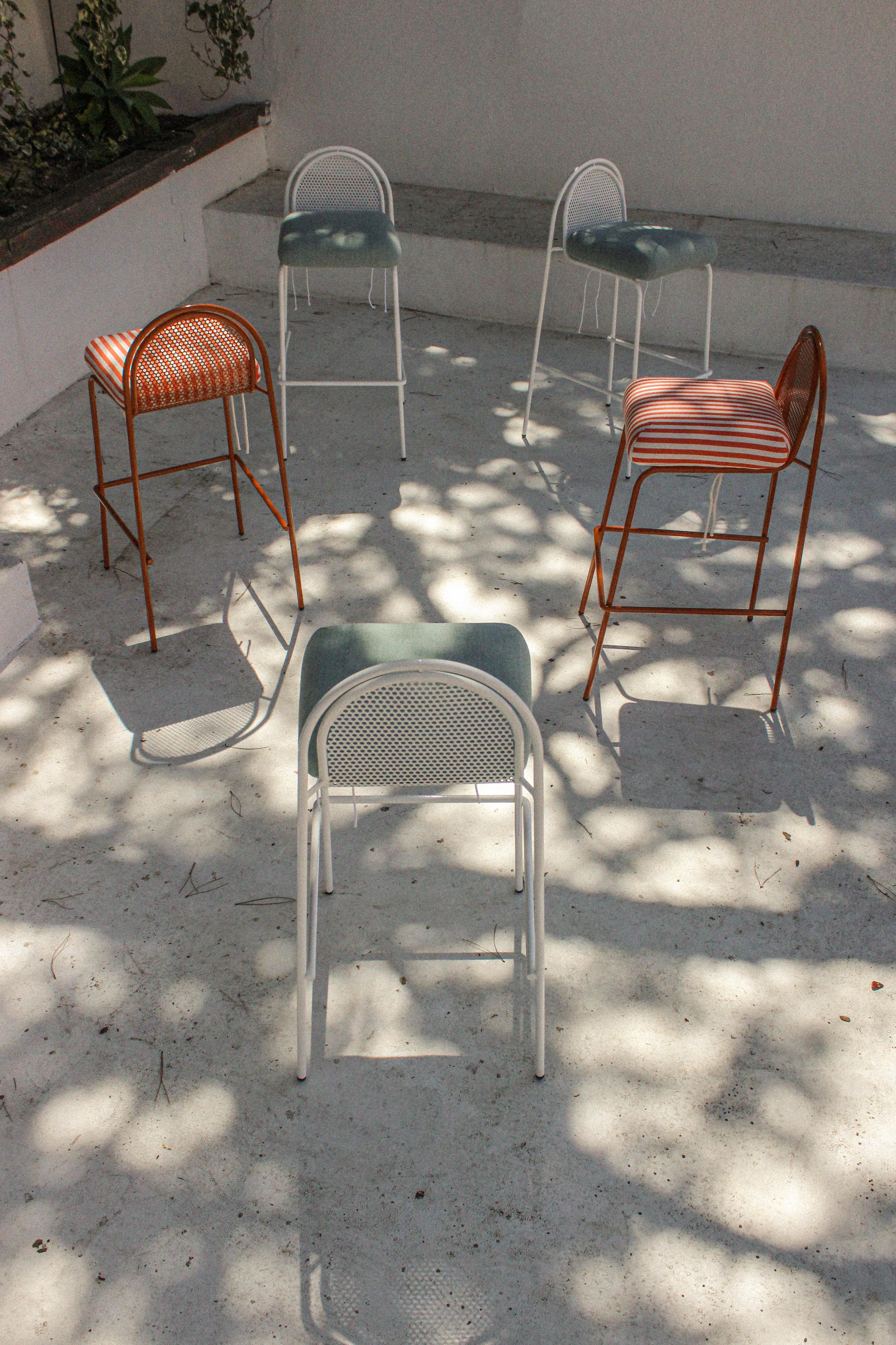 XXI secolo e contemporaneo Sedia da bar Riviera contemporanea in metallo laccato avorio per esterni in vendita