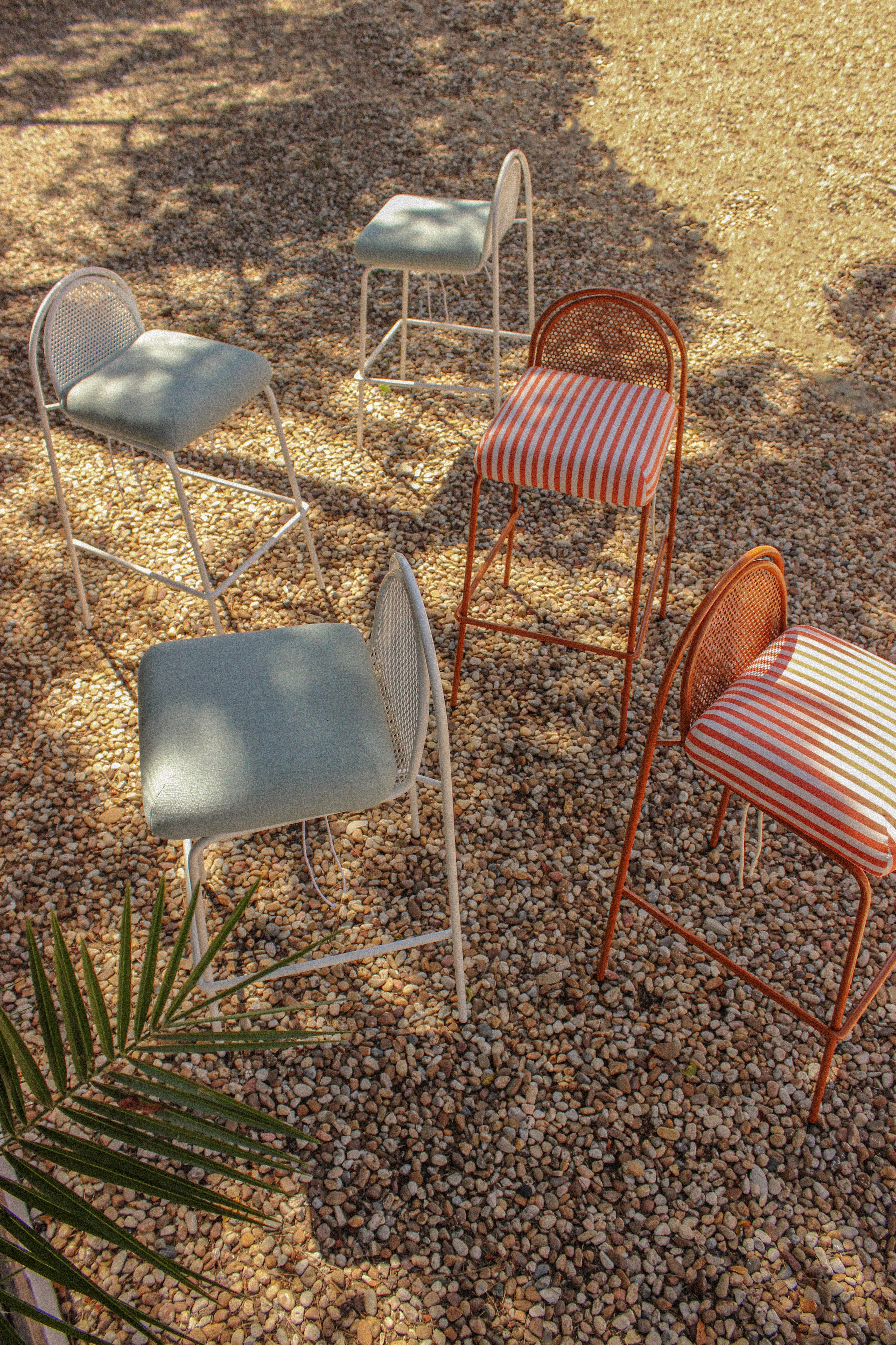Silla de bar contemporánea Riviera de metal salmón lacado para exterior Posmoderno en venta