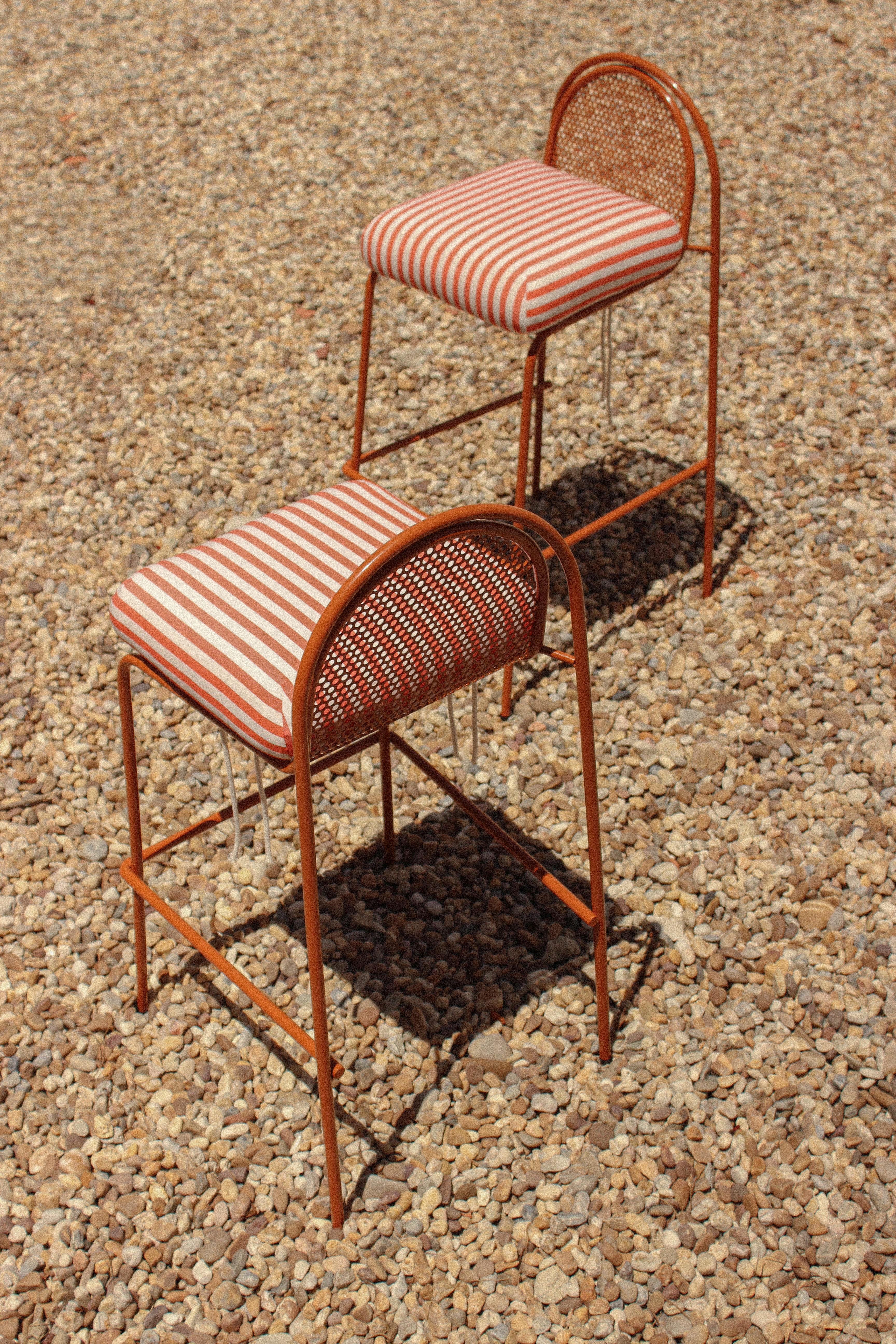 Silla de bar contemporánea Riviera de metal salmón lacado para exterior Portugués en venta