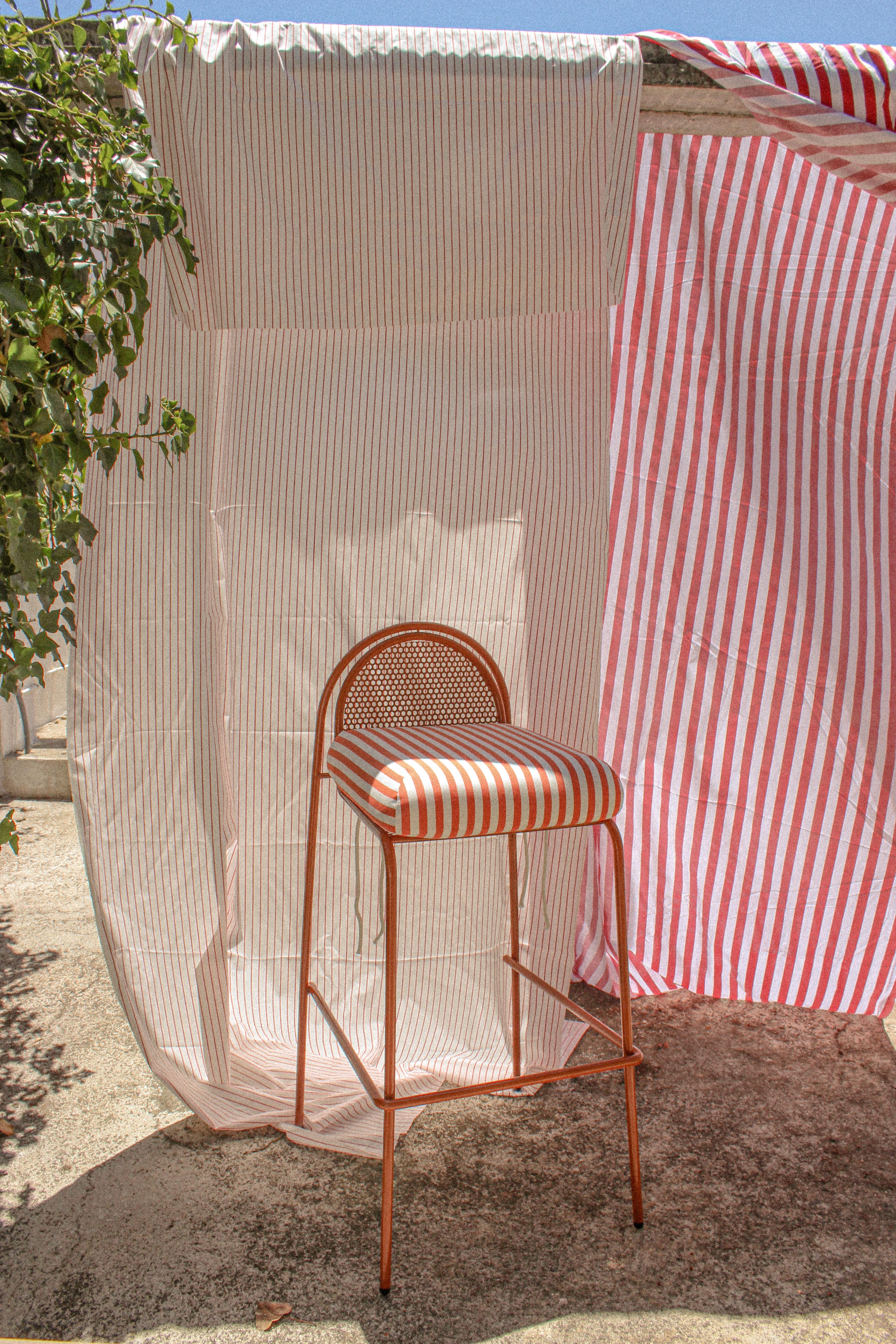 Silla de bar contemporánea Riviera de metal salmón lacado para exterior en Nuevo estado para la venta en Lisbon, PT