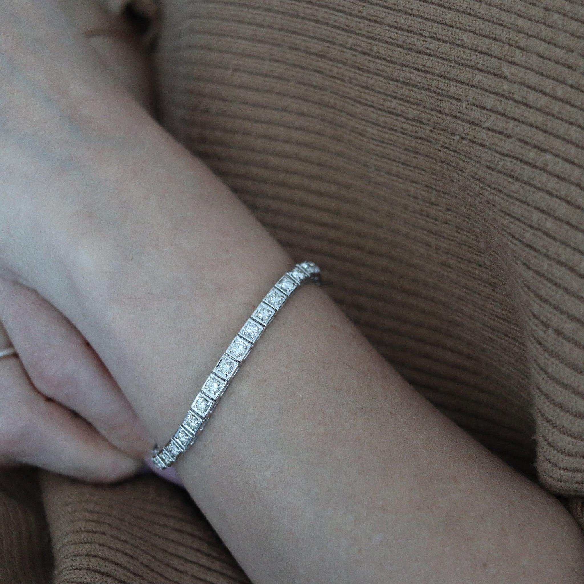 Contemporary Riviera bracelet with diamonds

This is a very elegant contemporary Riviera bracelet with diamonds. The bracelet has been crafted with impeccable details in solid white gold of 14 karats with high polished finish and embellished