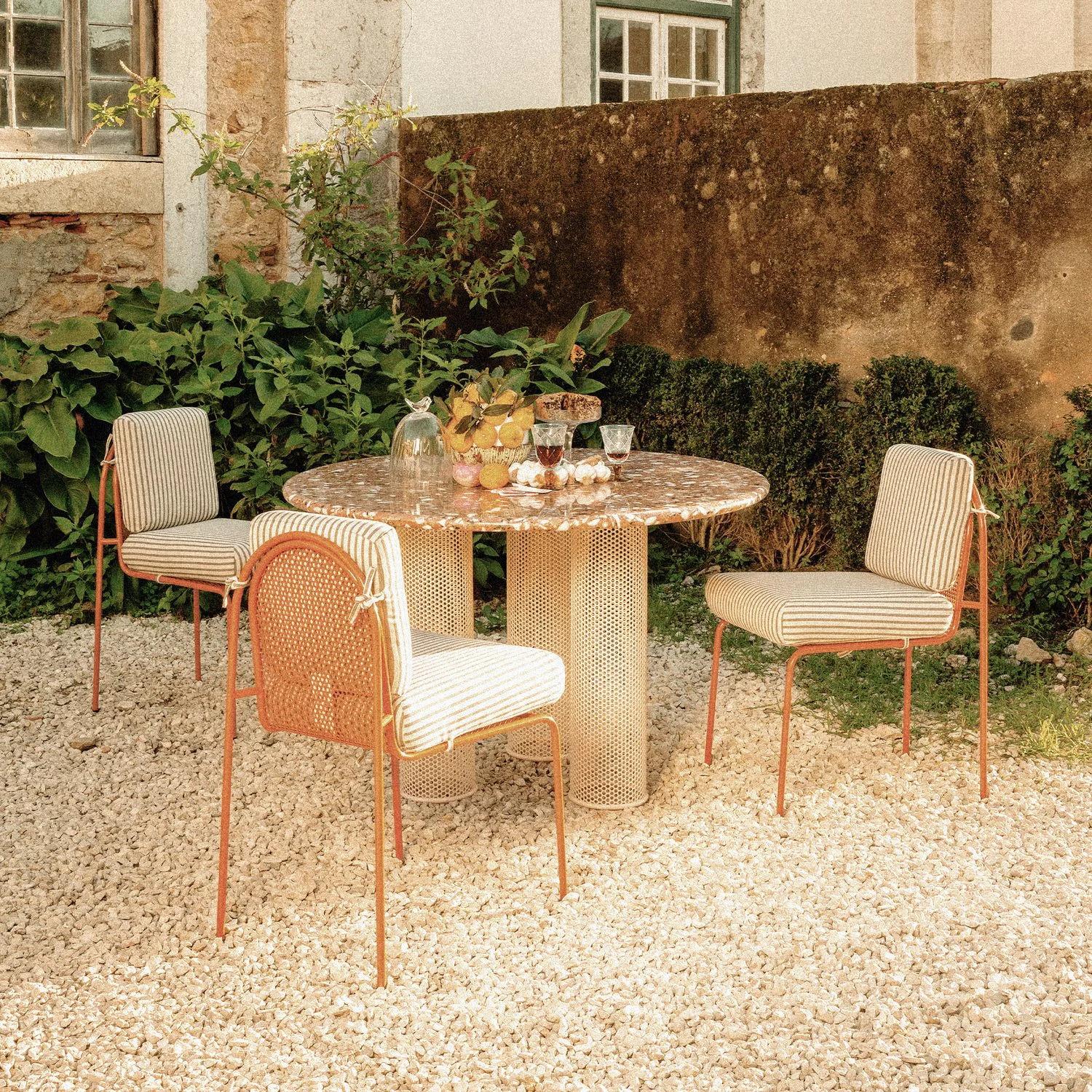 Zeitgenössischer Stuhl Riviera aus lackiertem fliederfarbenem Metall für den Außenbereich (Portugiesisch) im Angebot