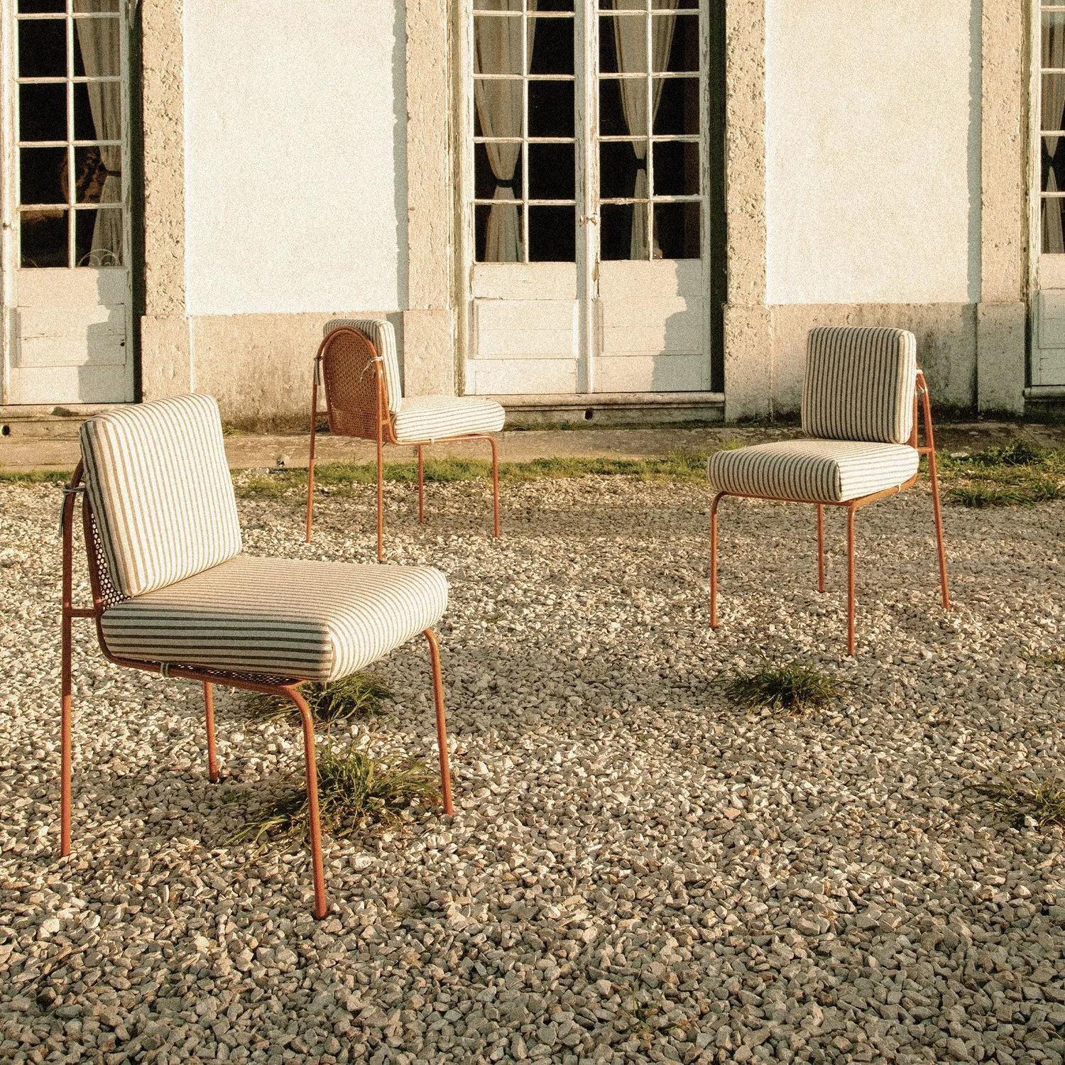 Zeitgenössischer Stuhl Riviera aus lackiertem fliederfarbenem Metall für den Außenbereich (21. Jahrhundert und zeitgenössisch) im Angebot