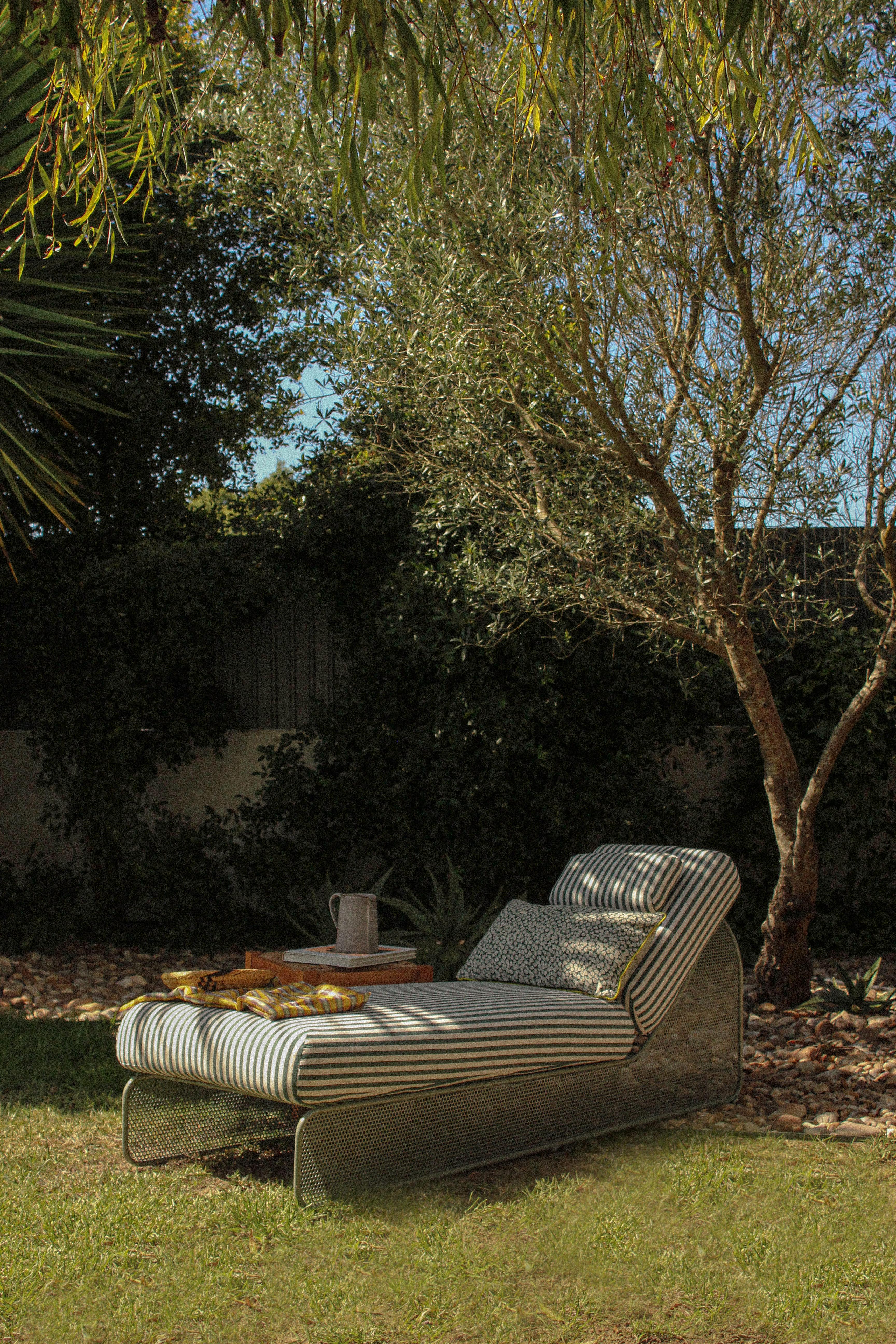 Postmoderno Letto da giorno Riviera contemporaneo in metallo laccato Blaco e Verde per esterni in vendita