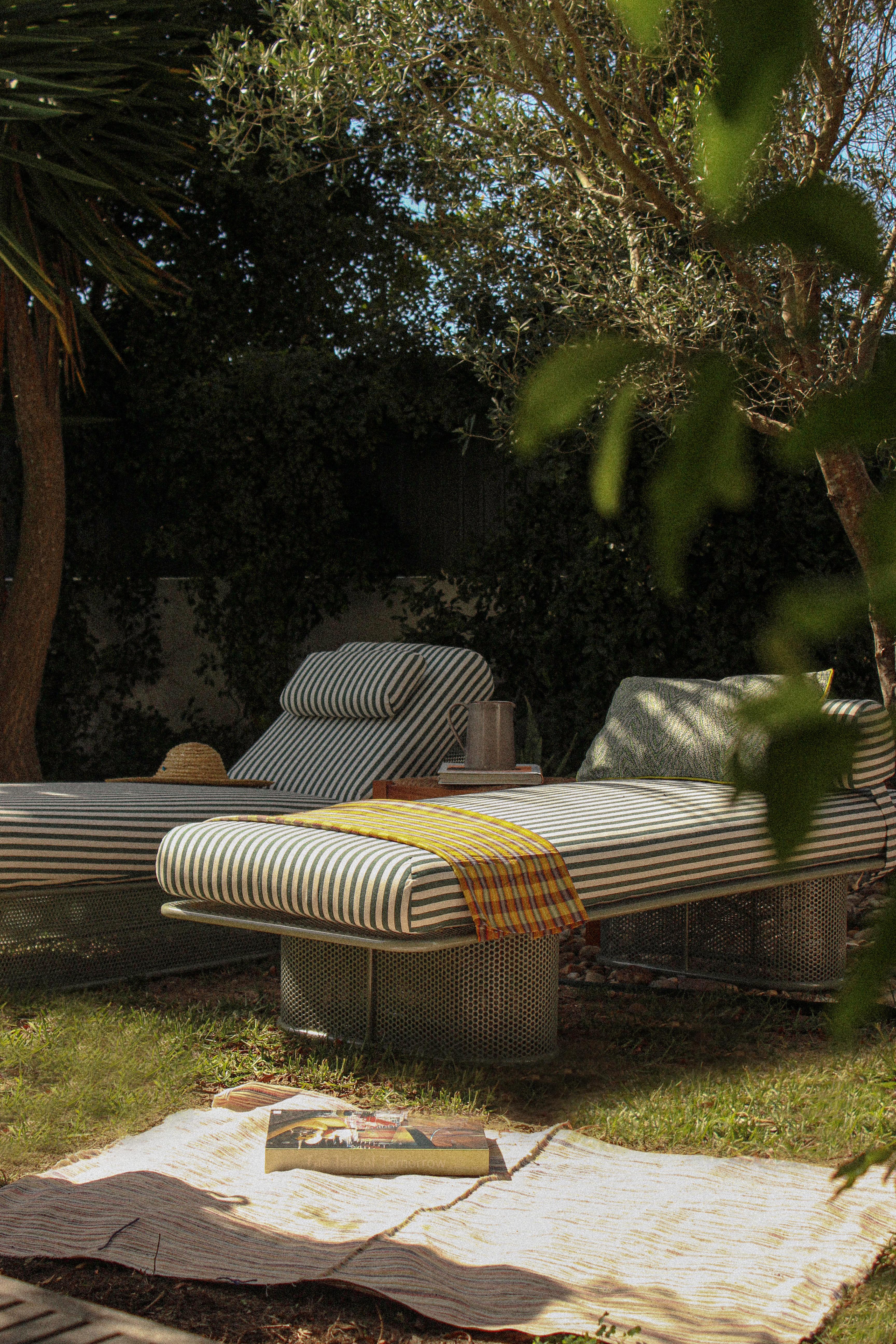 Portoghese Letto da giorno Riviera contemporaneo in metallo laccato Blaco e Verde per esterni in vendita