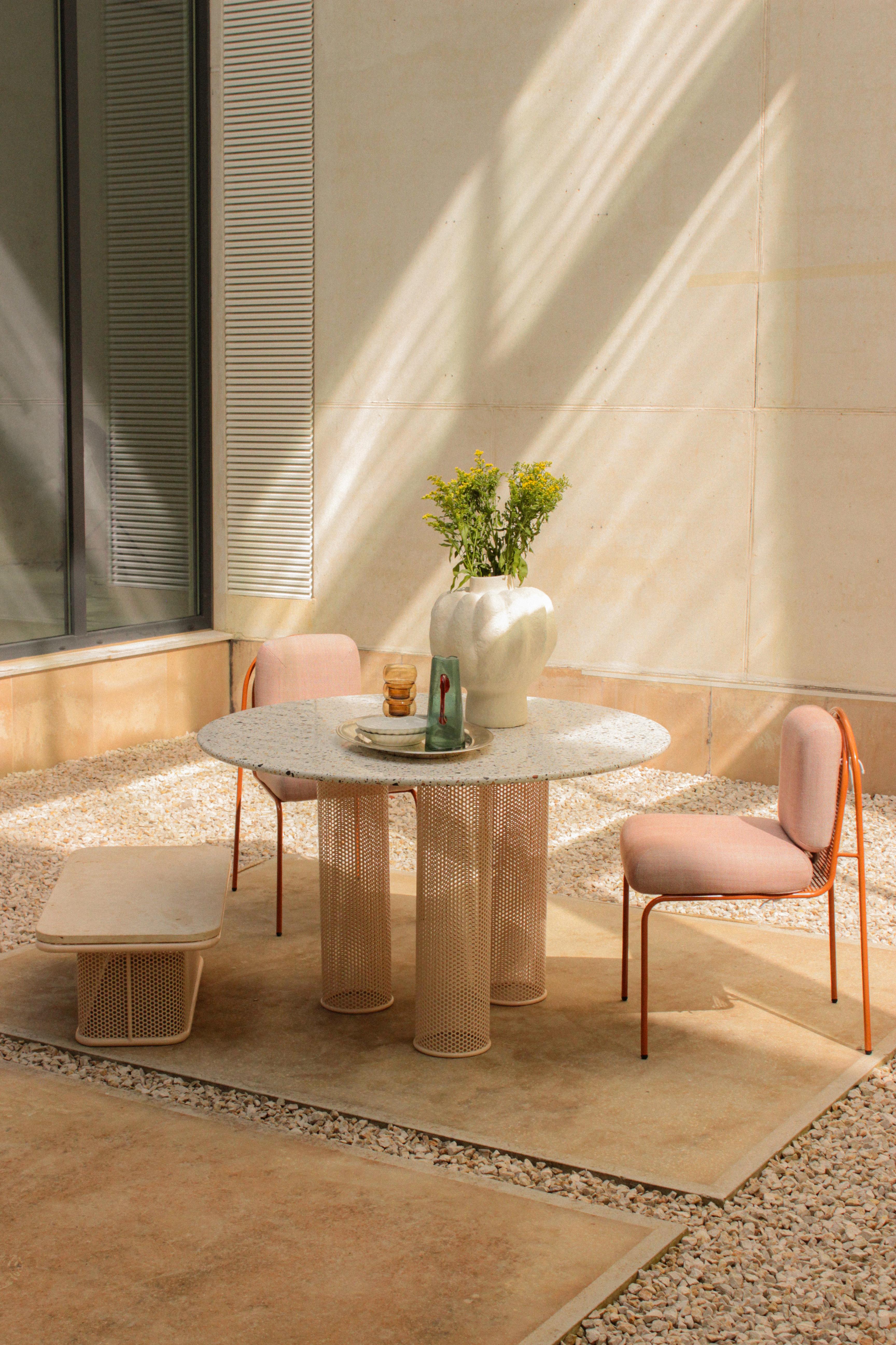 Metallo Tavolo da pranzo Riviera Contemporary in metallo Sage e terrazzo verde per esterni in vendita