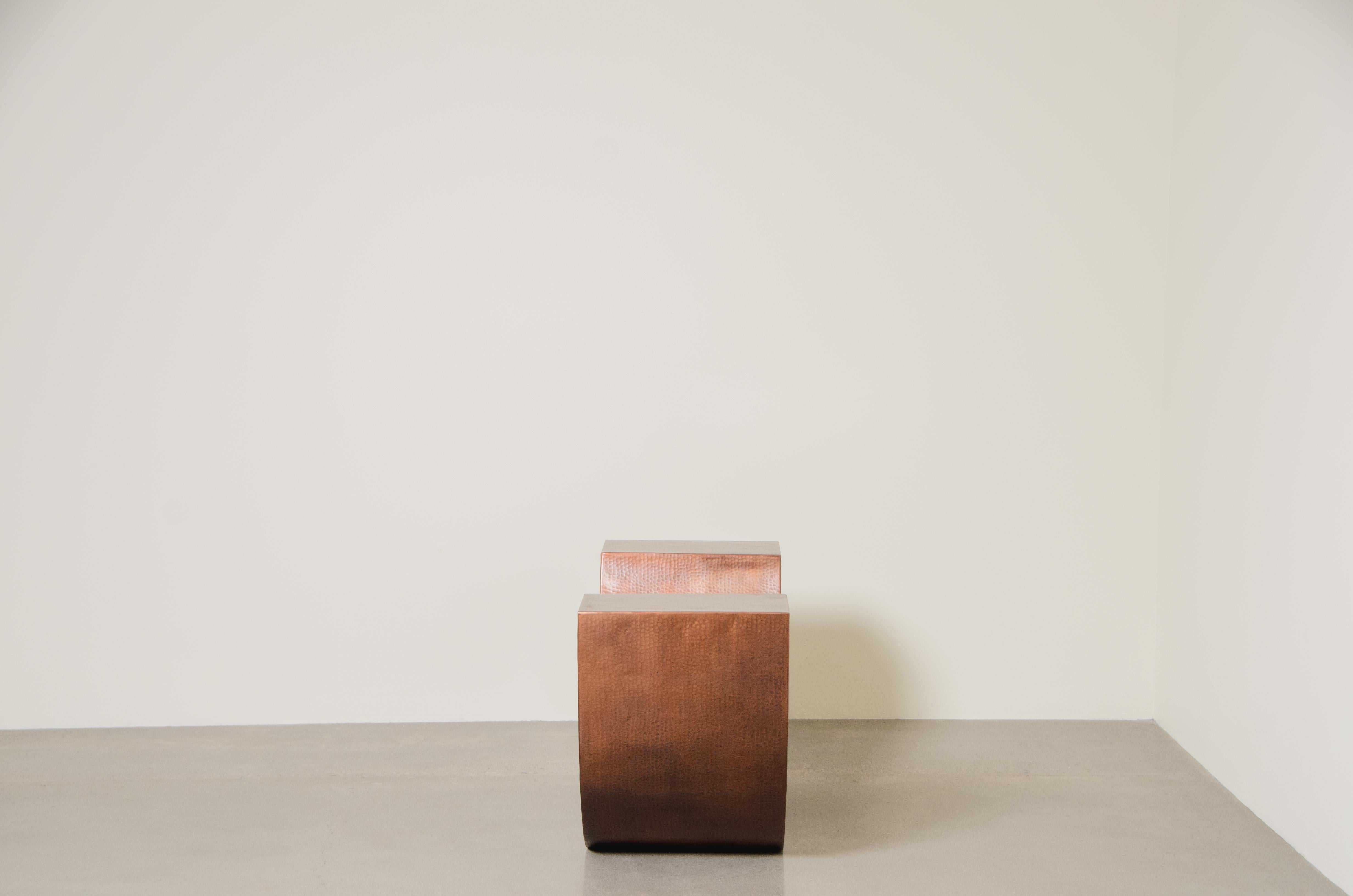 Contemporary Robert Kuo Repoussé Huang Chair aus antikem Kupfer, limitierte Auflage (21. Jahrhundert und zeitgenössisch) im Angebot