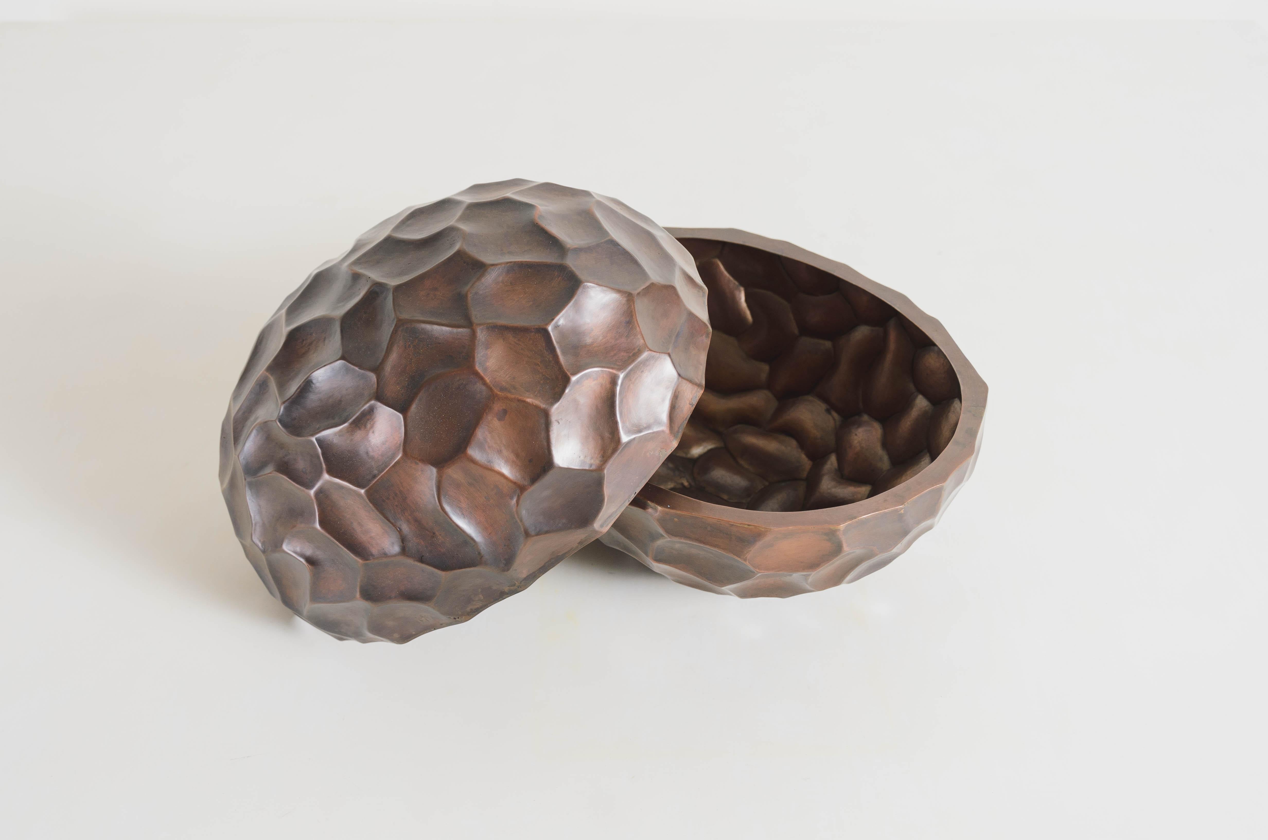 Caja para huevos de diseño Rocco
Cobre antiguo
Repulido a mano
Contemporáneo
Cada pieza se elabora individualmente y es única. 
El repujado es el arte tradicional de grabar a mano relieves decorativos en láminas de metal. La técnica se originó
