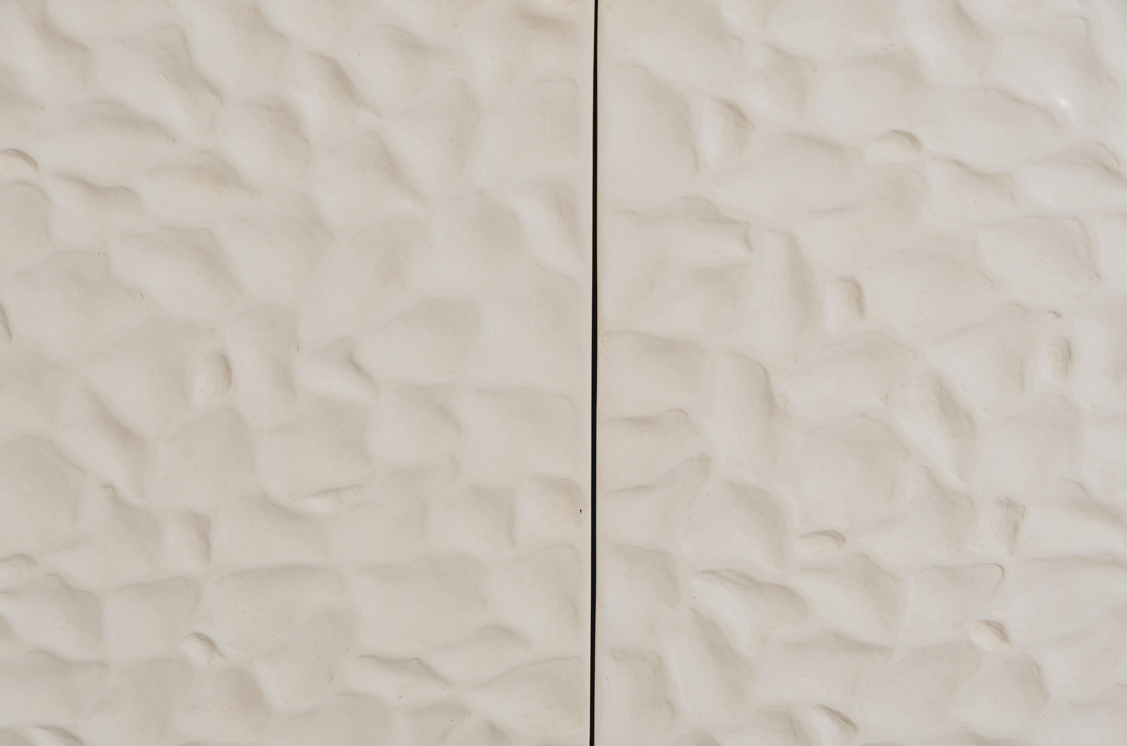 Sculpté à la main Petit meuble court contemporain Rocco en laque crème par Robert Kuo en vente