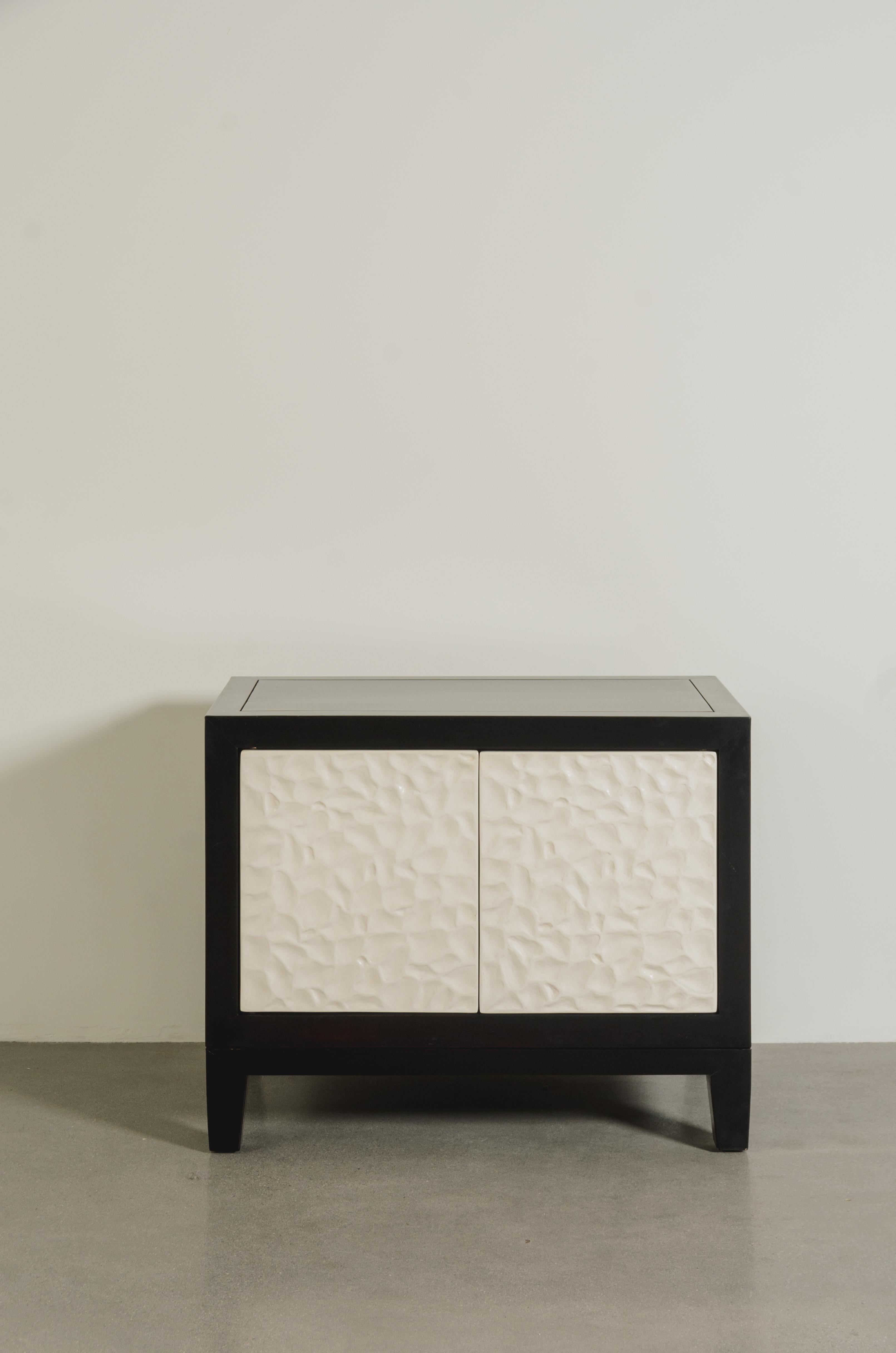 Petit meuble court contemporain Rocco en laque crème par Robert Kuo Neuf - En vente à Los Angeles, CA