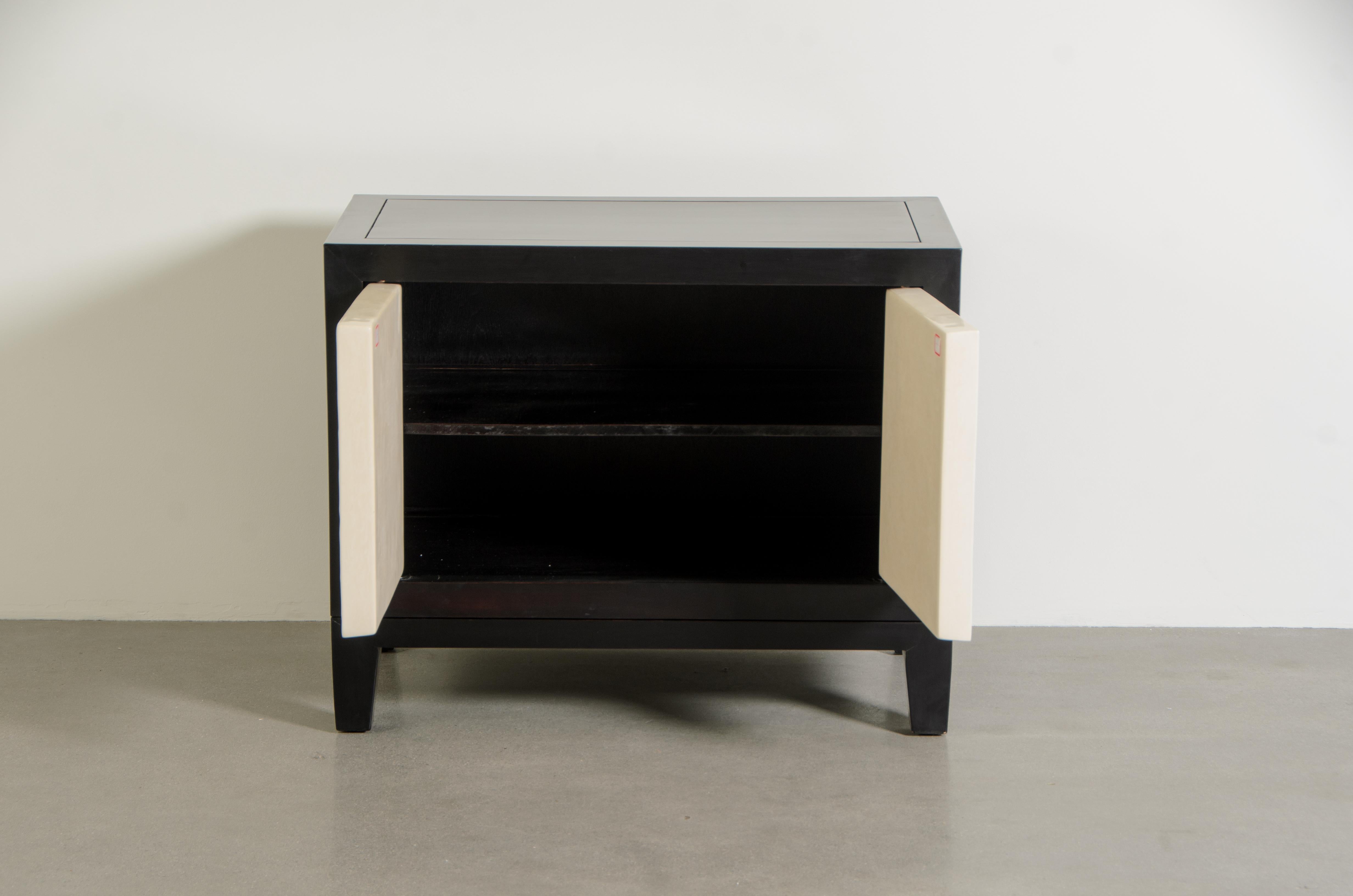 XXIe siècle et contemporain Petit meuble court contemporain Rocco en laque crème par Robert Kuo en vente