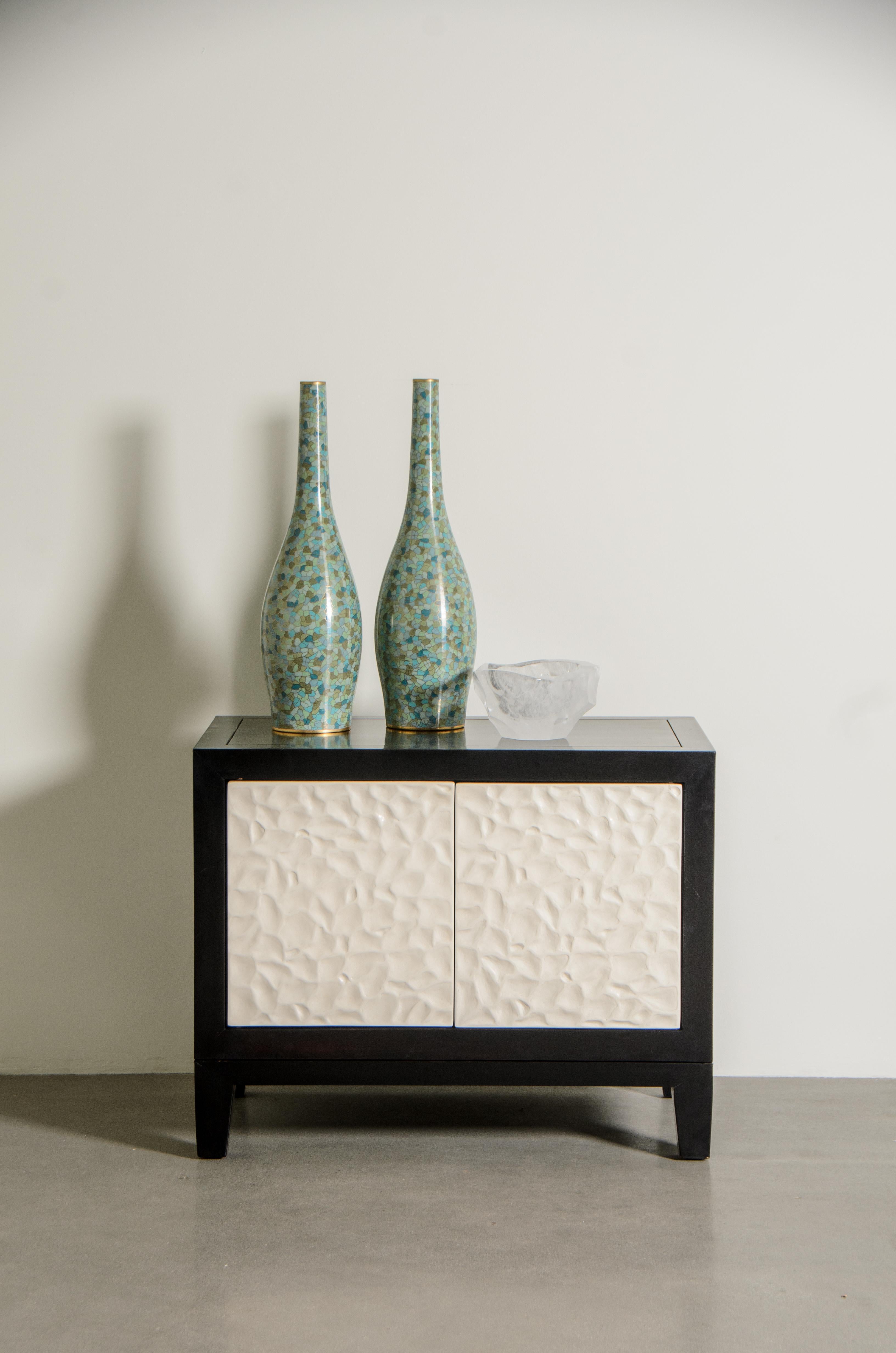 Bois Petit meuble court contemporain Rocco en laque crème par Robert Kuo en vente