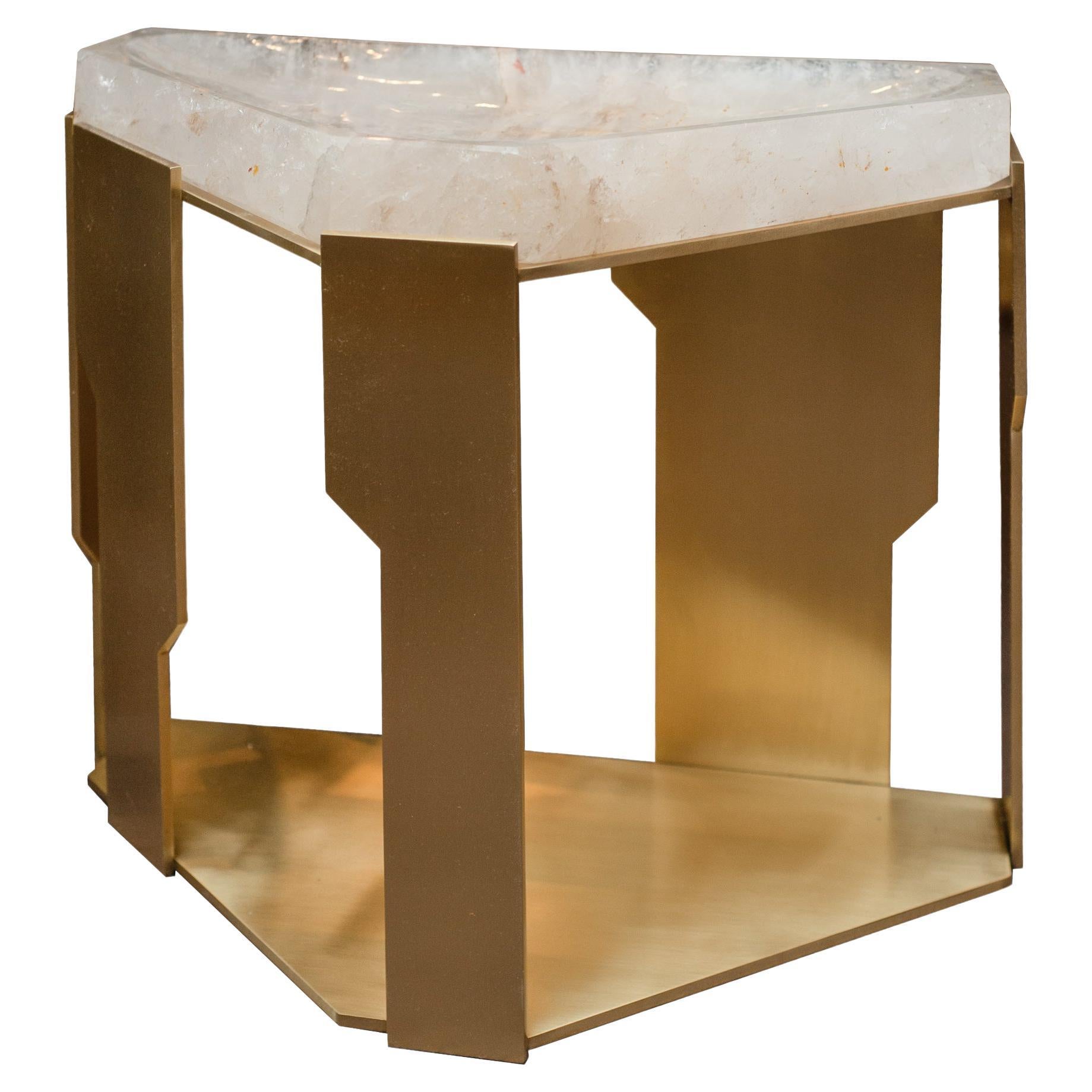 Table contemporaine en cristal de roche et laiton avec base géométrique