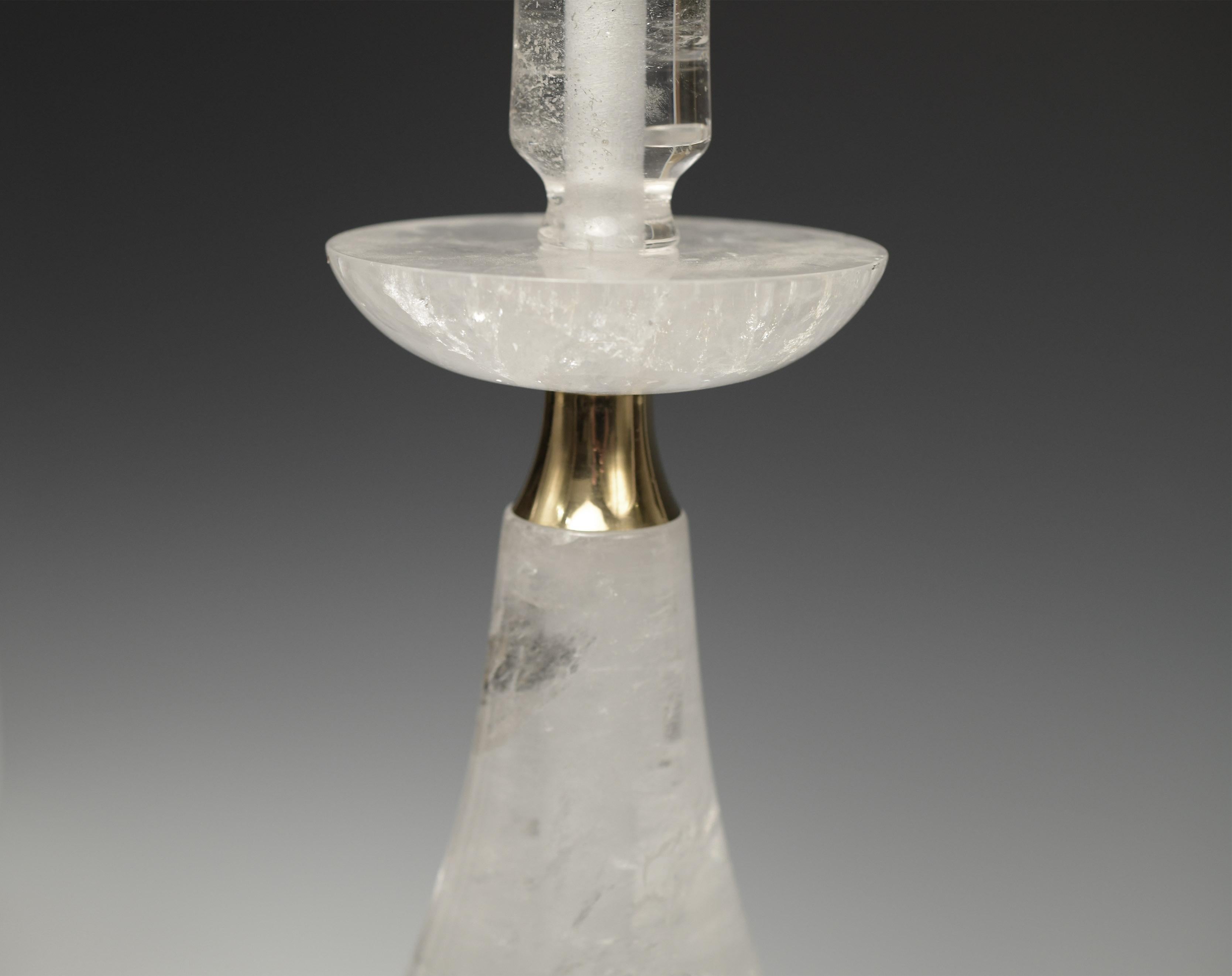 Paire de lampes en cristal de roche sculpté avec décoration en laiton poli. Créé par Phoenix Gallery, NYC.
Jusqu'au sommet du cristal de roche : 23