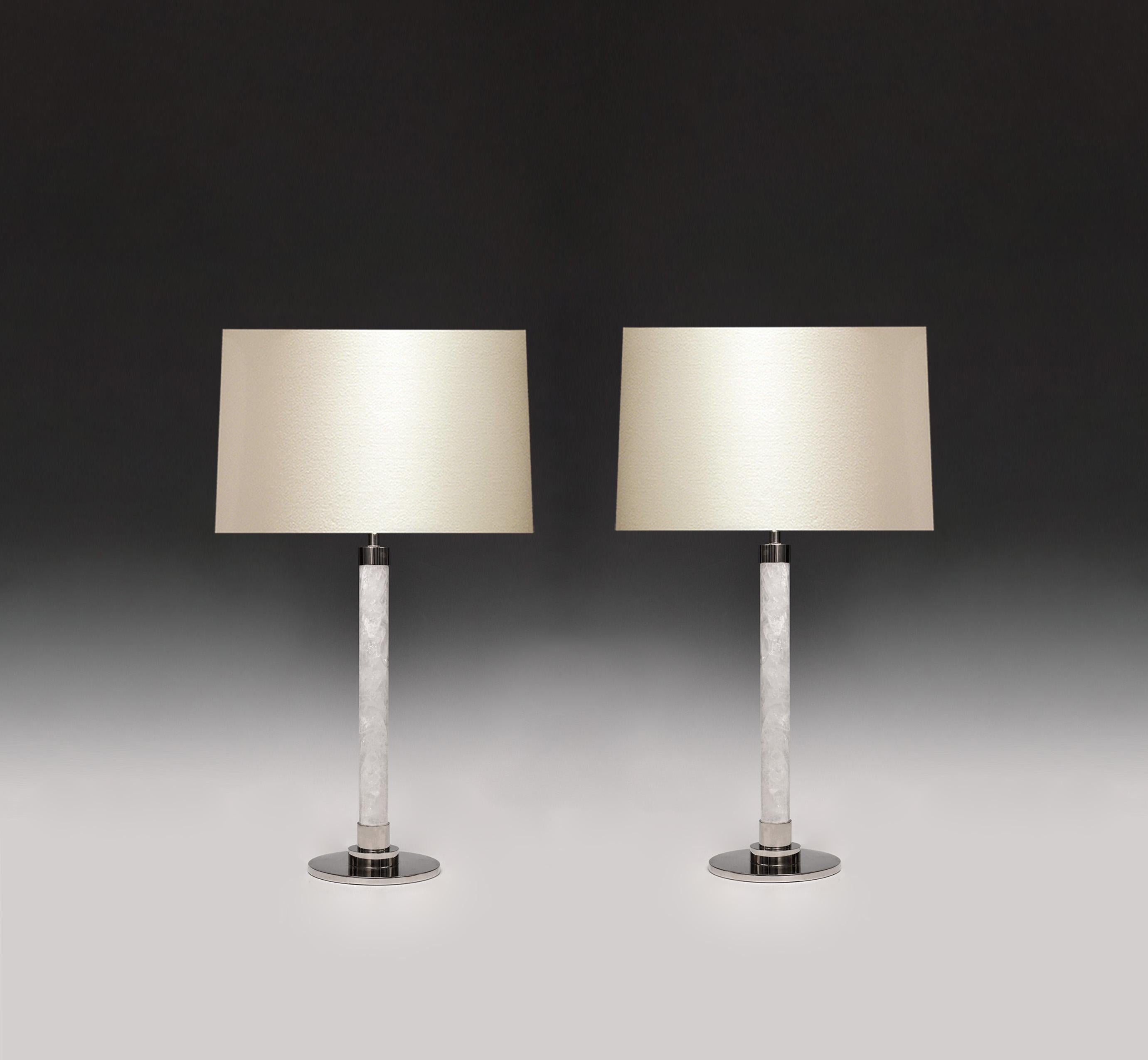 Une paire de lampes contemporaines en quartz de cristal de roche avec des finitions en nickel satiné. Créé par Phoenix Gallery, NYC.
Jusqu'au cristal de roche : 19 pouces H.
Taille et quantité personnalisées sur demande.
(Abat-jour non inclus).
