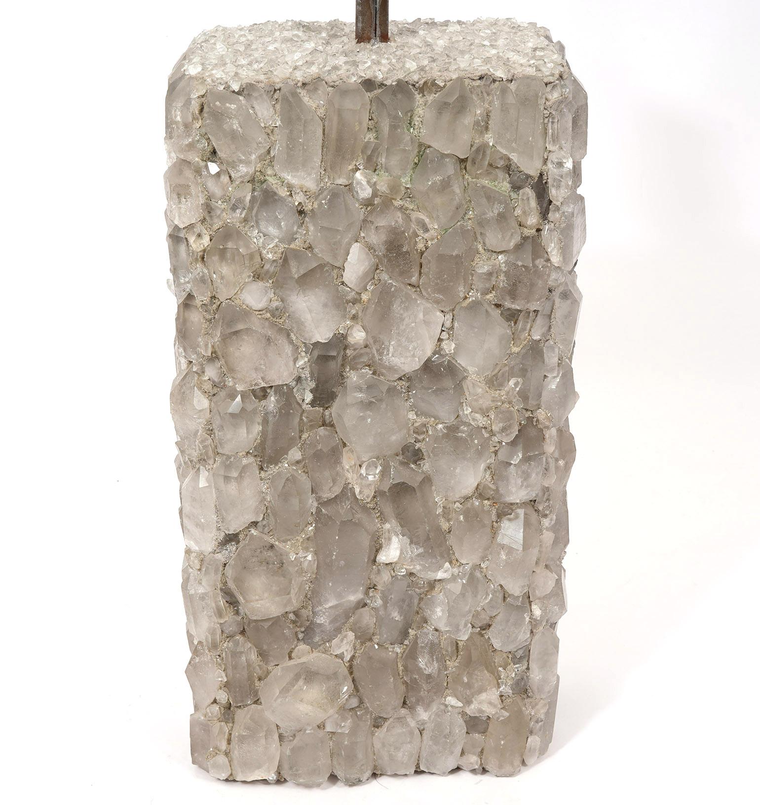 Lampe à poser contemporaine en cristal de roche par Kari Jeanne Lobdell. Signé sur le dessous. 29,5