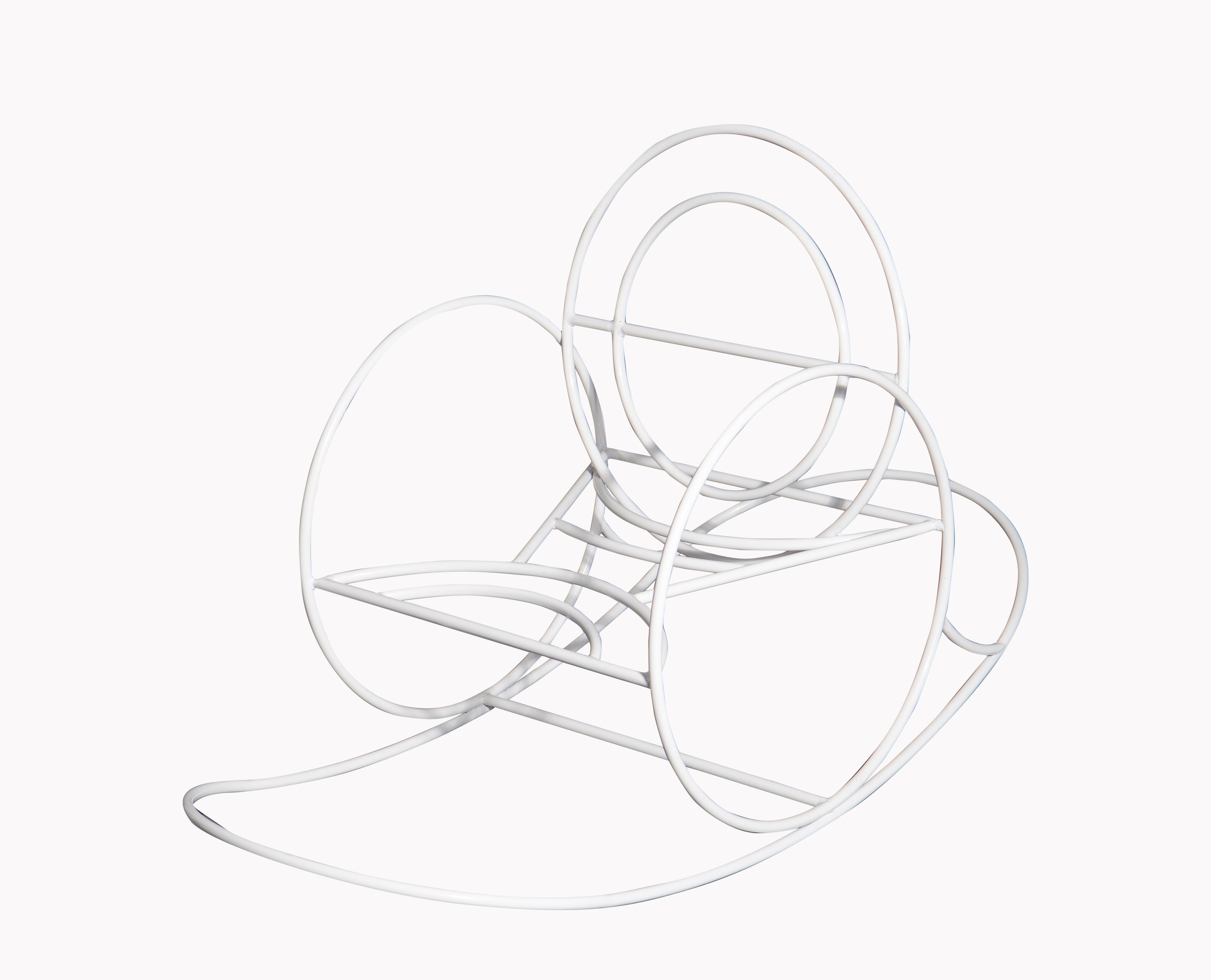 Handgefertigter, geschwungener Schaukelstuhl aus Metall, entworfen vom spanischen Designer Angel Mombiedro. Er besteht aus einer Metallstruktur und einem orangefarbenen Sitz aus synthetischem Samt.  

Ángel Mombiedro
Mombiedros Werk speist sich aus