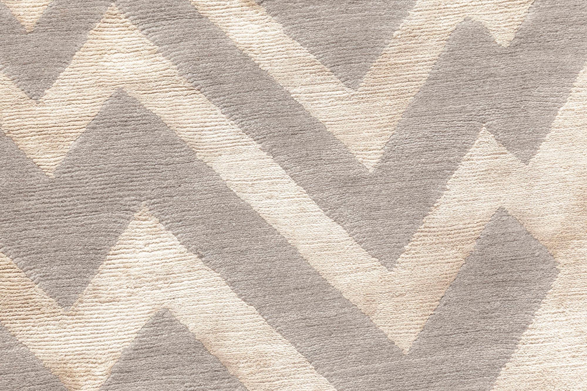 Tapis contemporain rocky peaks beige et gris, soie et laine par Doris Leslie Blau.
Taille : 5'0