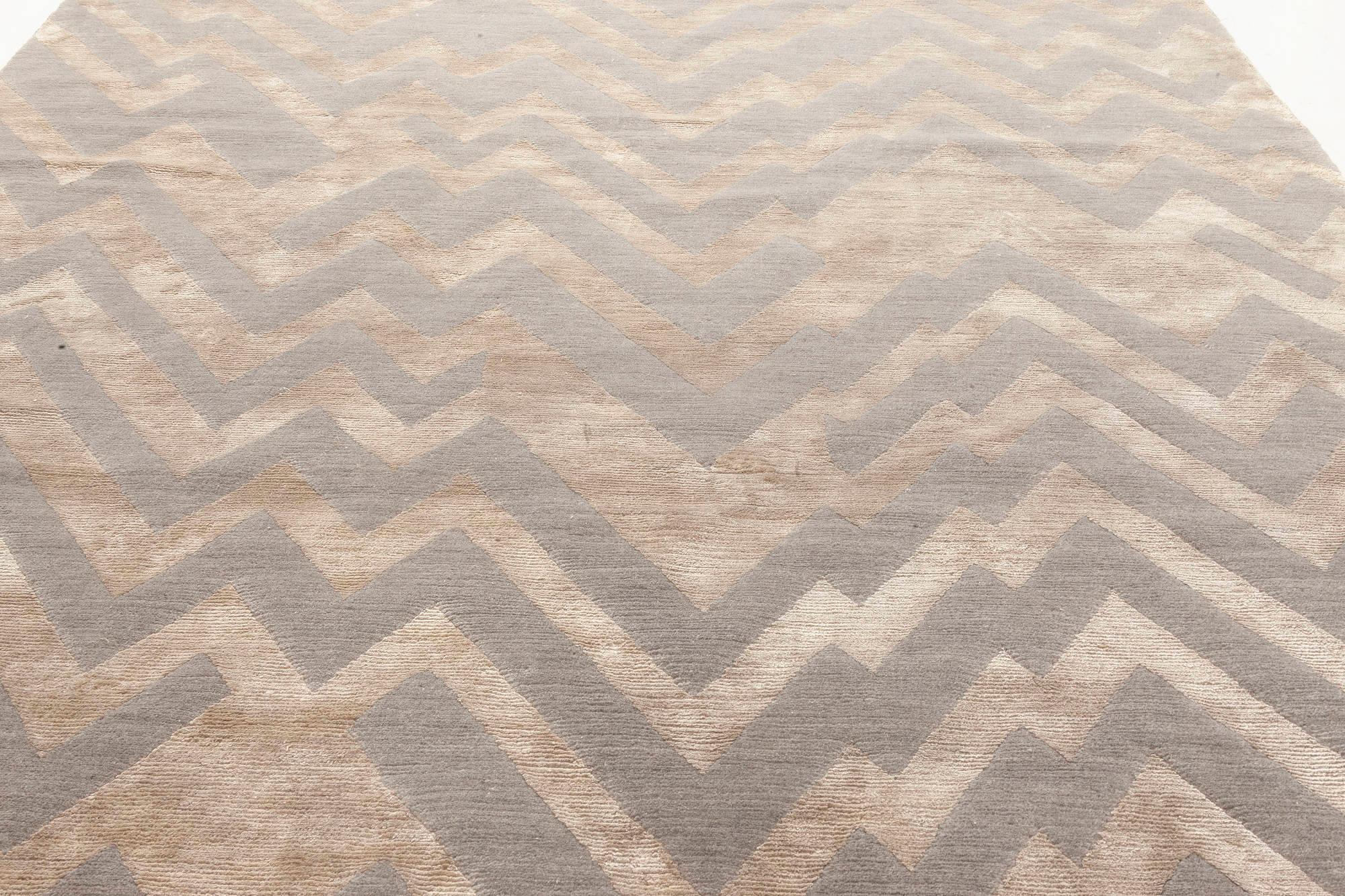 Moderne Tapis contemporain Rocky Peaks beige et gris, en soie et en laine de Doris Leslie Blau en vente
