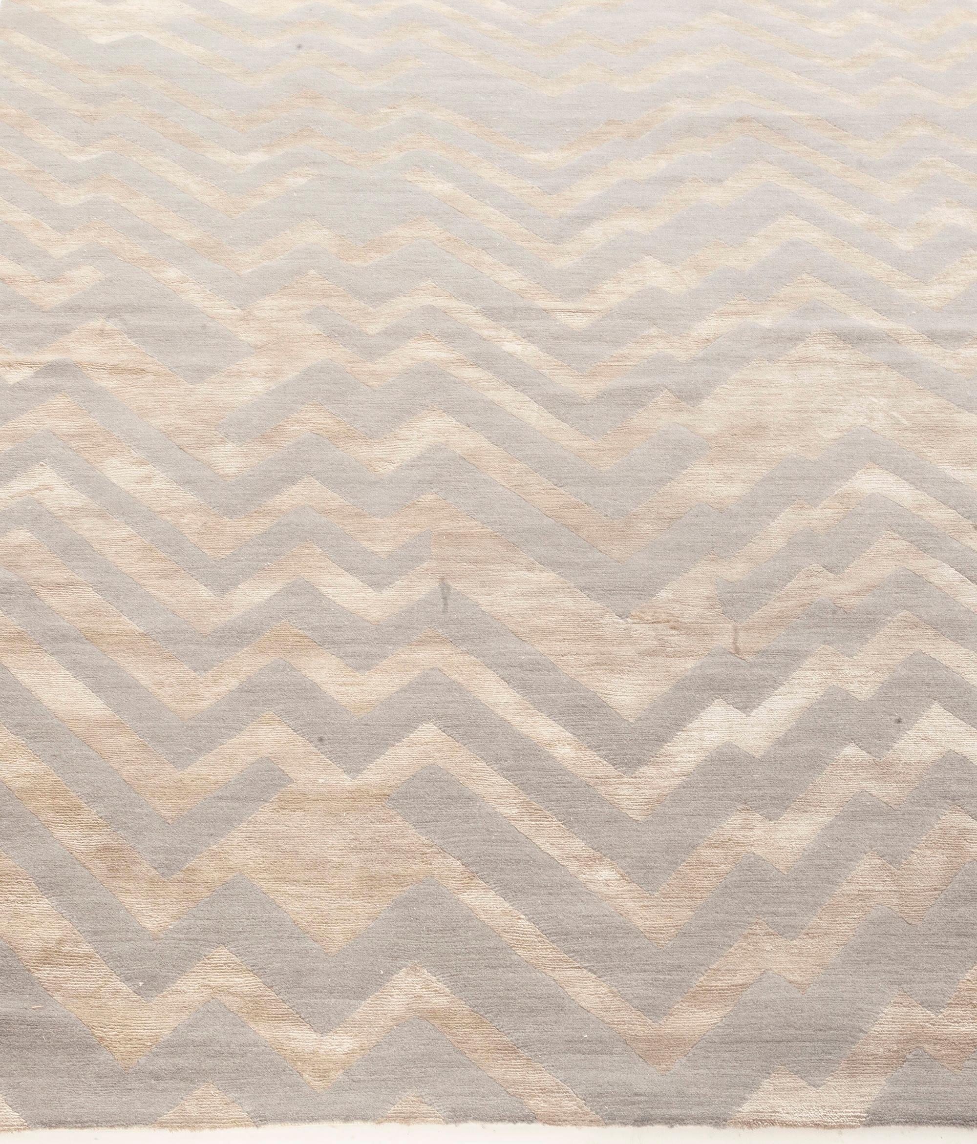 Indien Tapis contemporain Rocky Peaks beige et gris, en soie et en laine de Doris Leslie Blau en vente