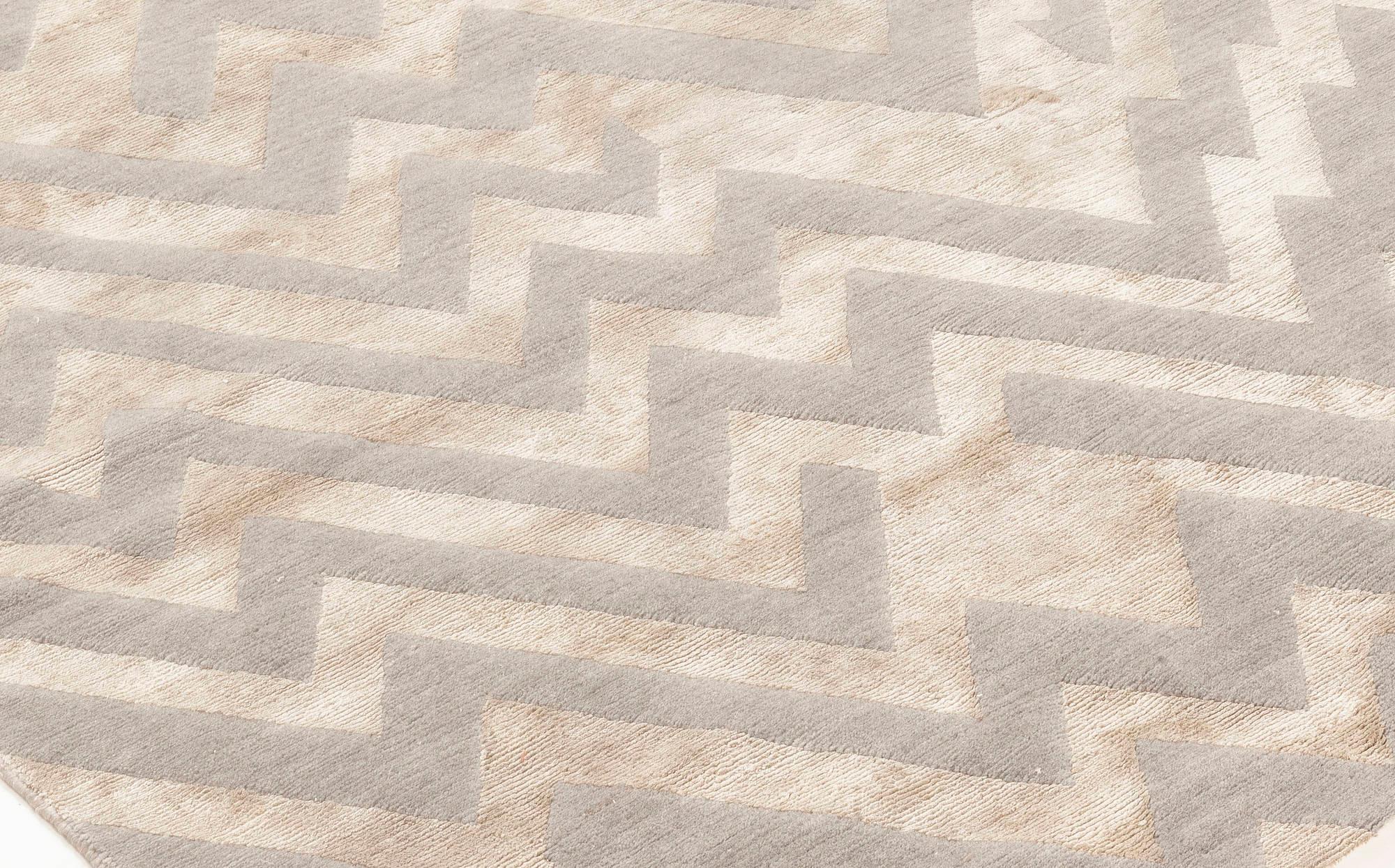 Noué à la main Tapis contemporain Rocky Peaks beige et gris, en soie et en laine de Doris Leslie Blau en vente