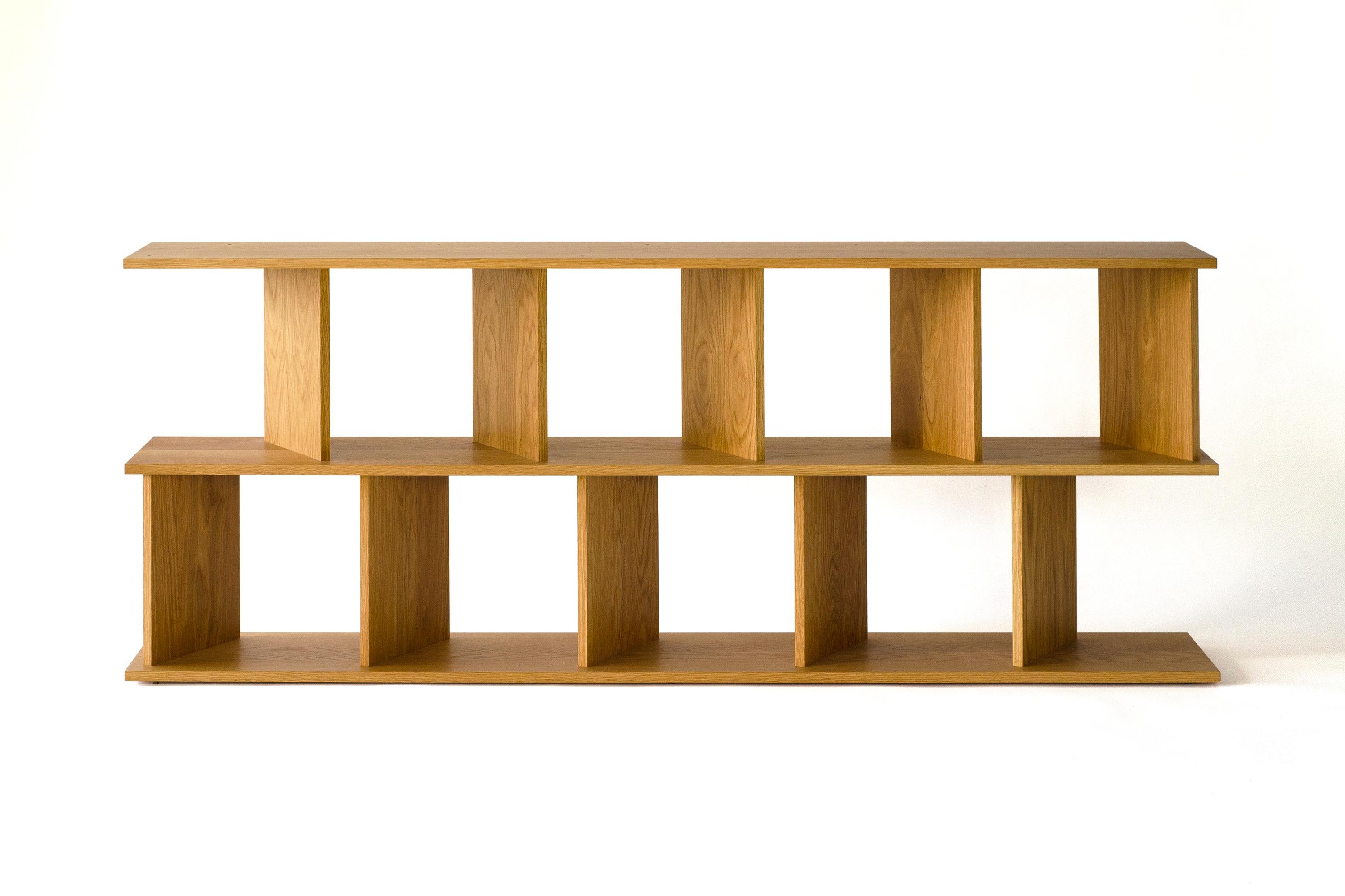 Teil Raumteiler, Teil Bücherregal, Teil Leinwand, Teil Raumteiler – die Serie „30/30“ ist ein äußerst vielseitiges Regalsystem.
30/30 wird für die Grade der abwechselnd abgewinkelten Trennwände benannt, die dem Stück seine einzigartige Struktur und