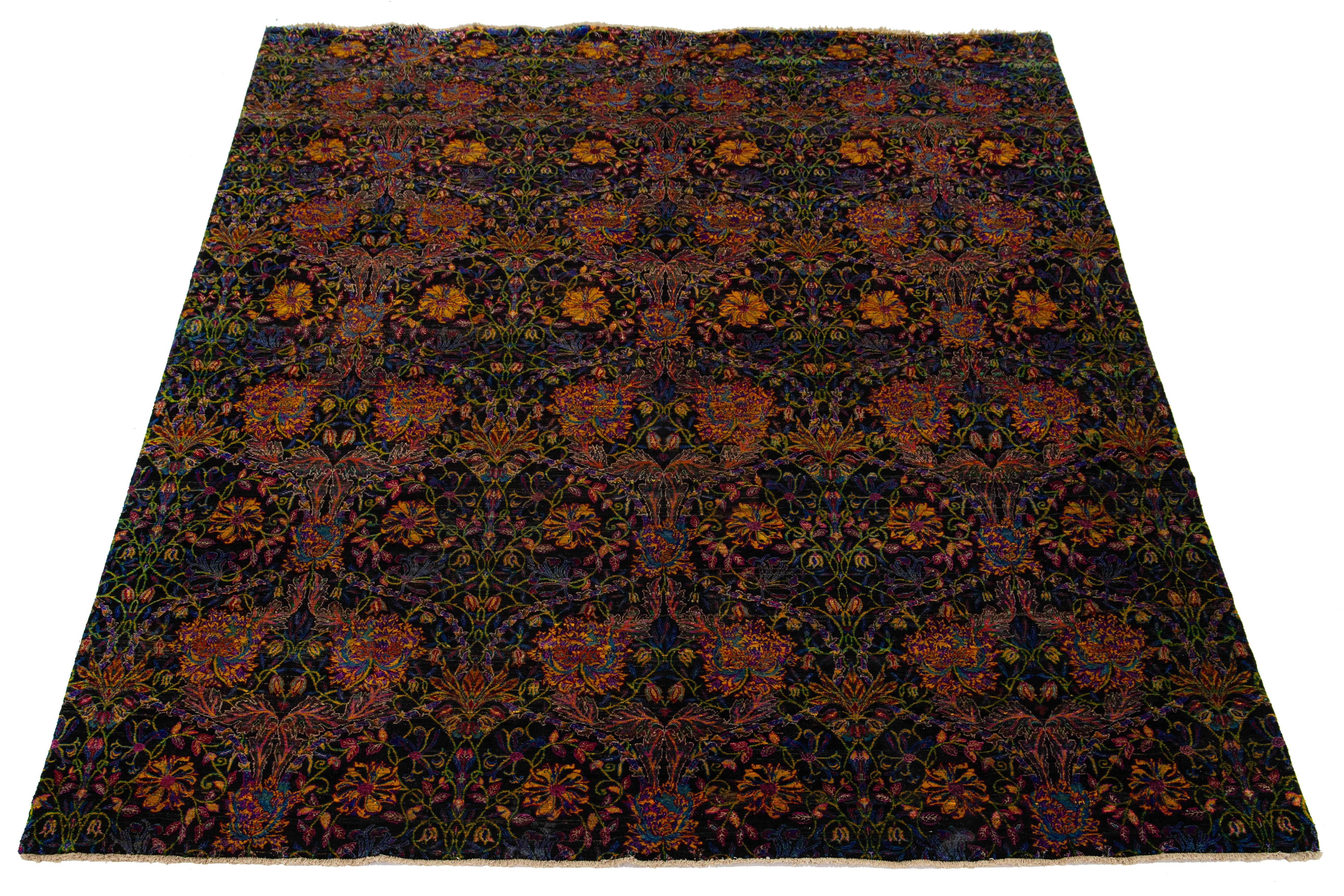 Ce superbe tapis noué à la main présente un design abstrait captivant dans des couleurs vibrantes qui attire l'attention sans effort. Fabriqué en soie de première qualité, il présente un fond gris foncé qui met en valeur les détails complexes de