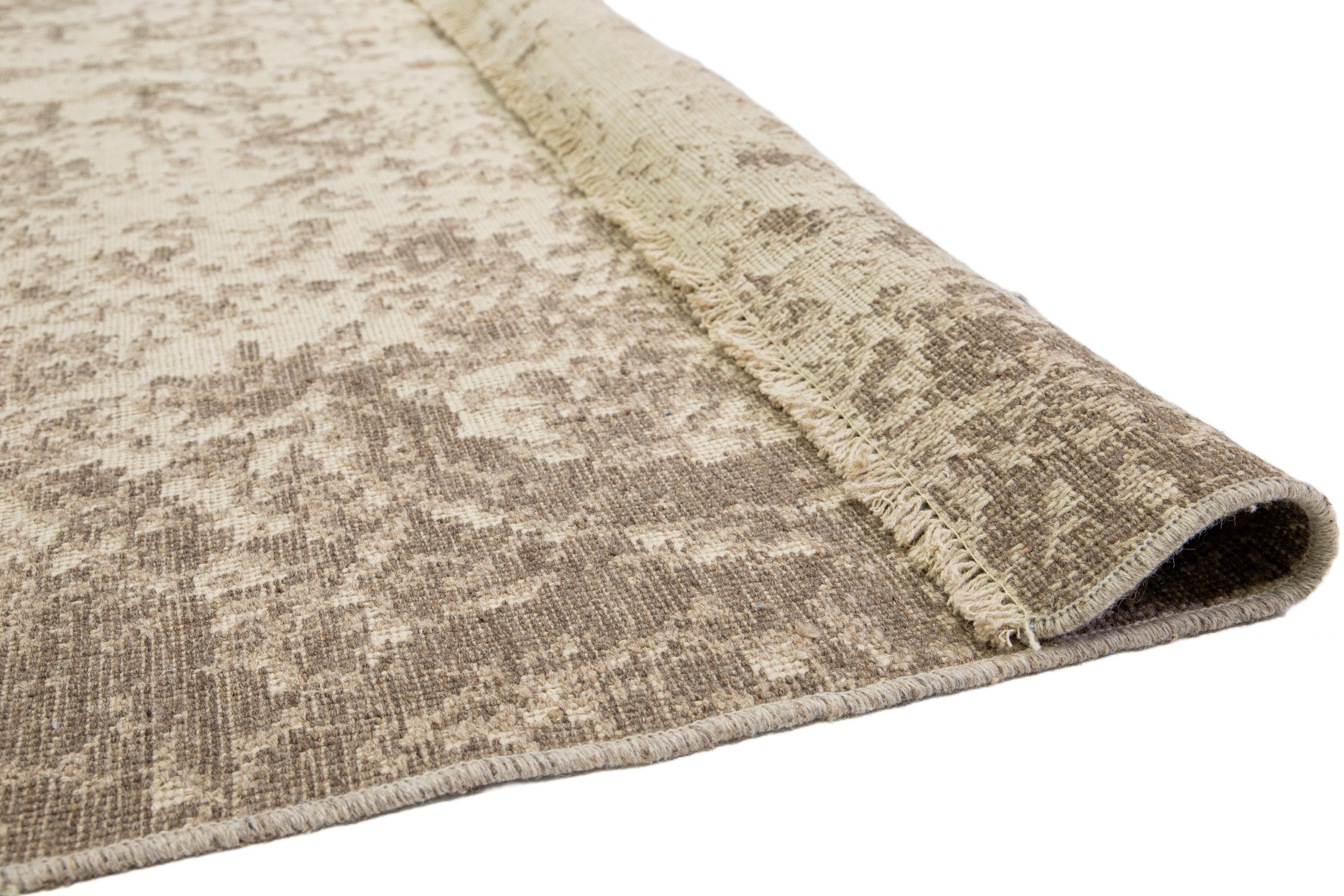 Contemporary Room Size Wool Rug Hand Loom In Beige With Center Design (Moderne) im Angebot