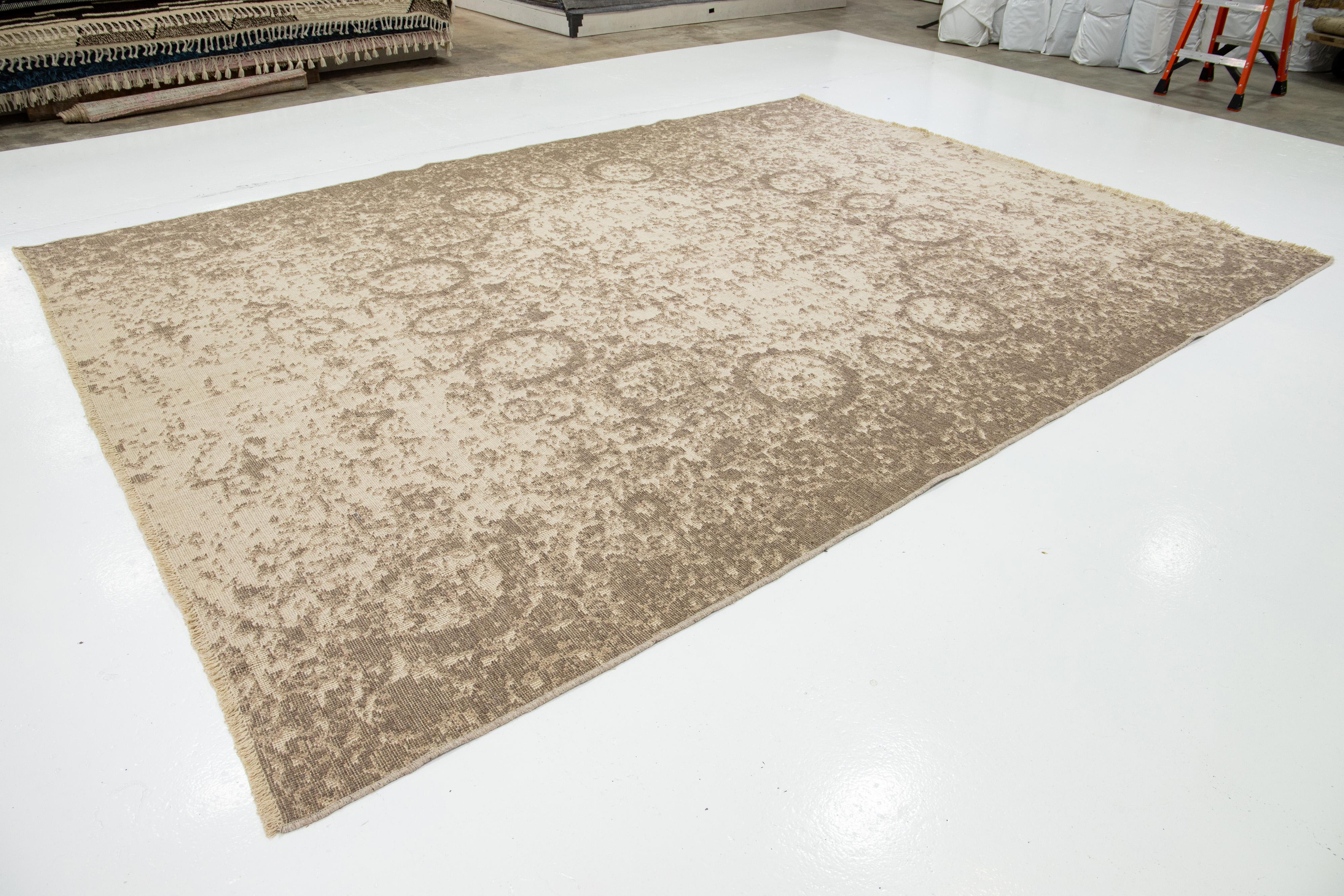 Contemporary Room Size Wool Rug Hand Loom In Beige With Center Design (Handgefertigt) im Angebot