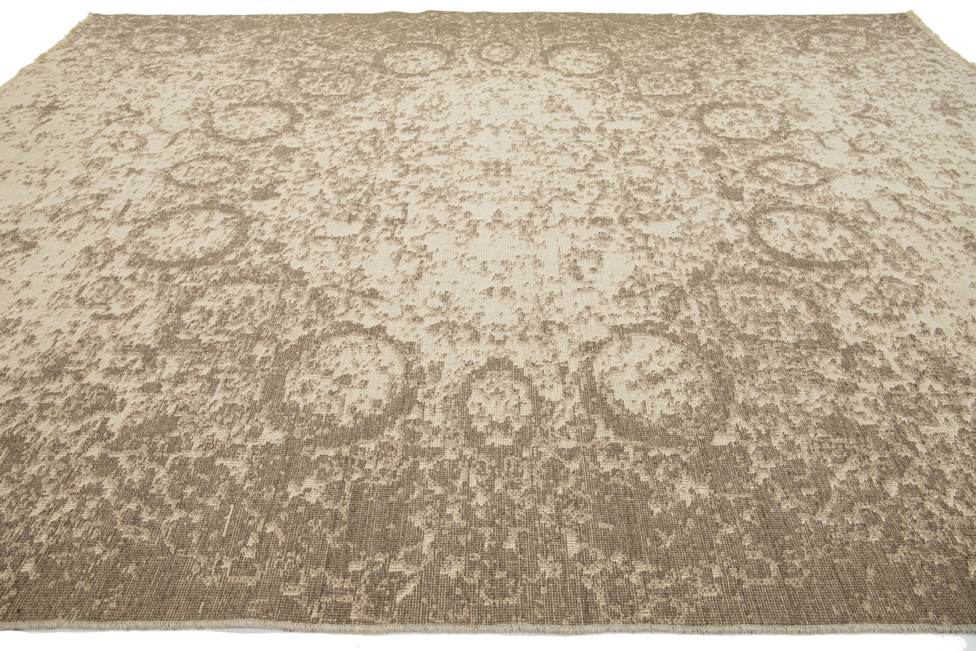 Contemporary Room Size Wool Rug Hand Loom In Beige With Center Design im Zustand „Neu“ im Angebot in Norwalk, CT