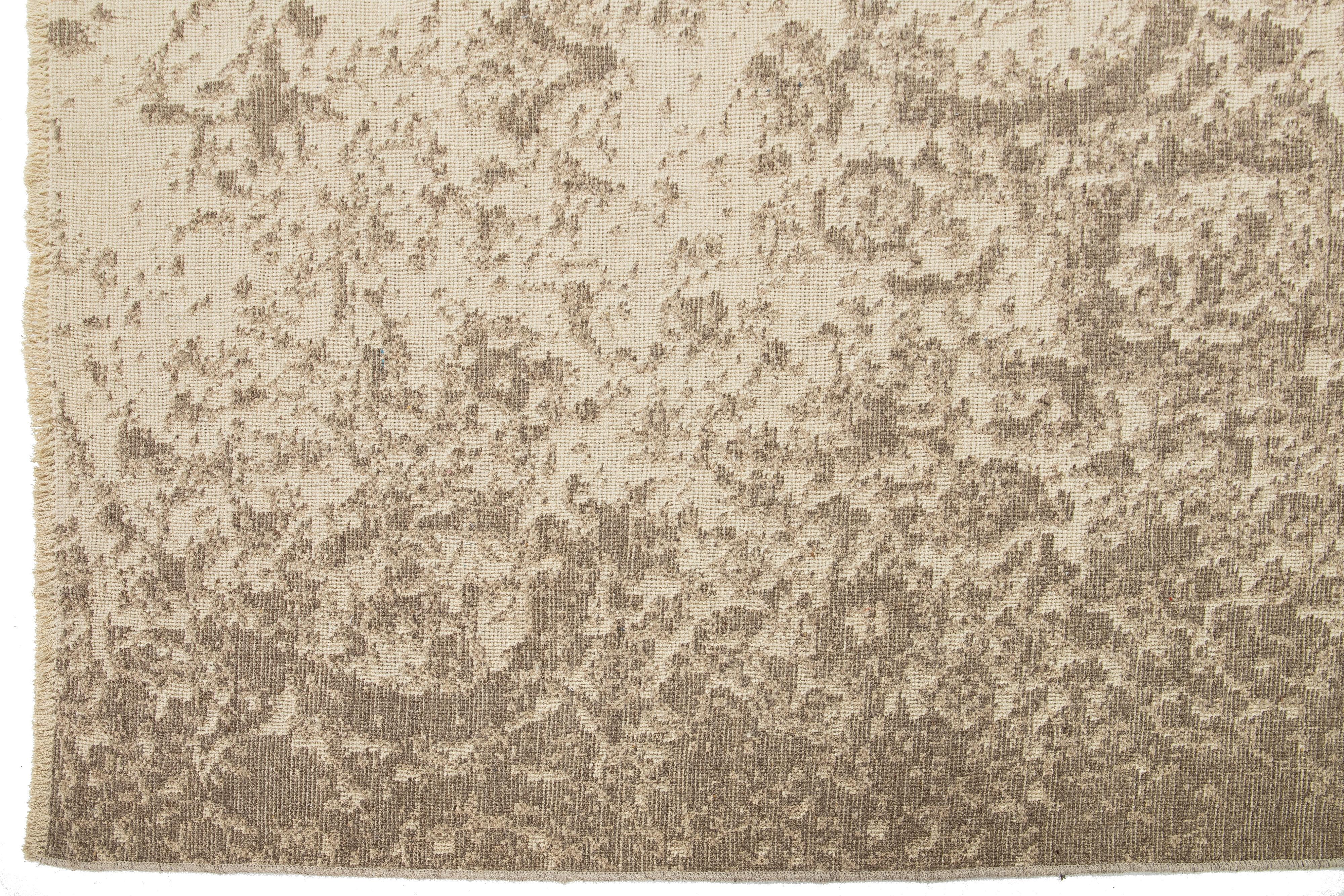 Contemporary Room Size Wool Rug Hand Loom In Beige With Center Design (21. Jahrhundert und zeitgenössisch) im Angebot