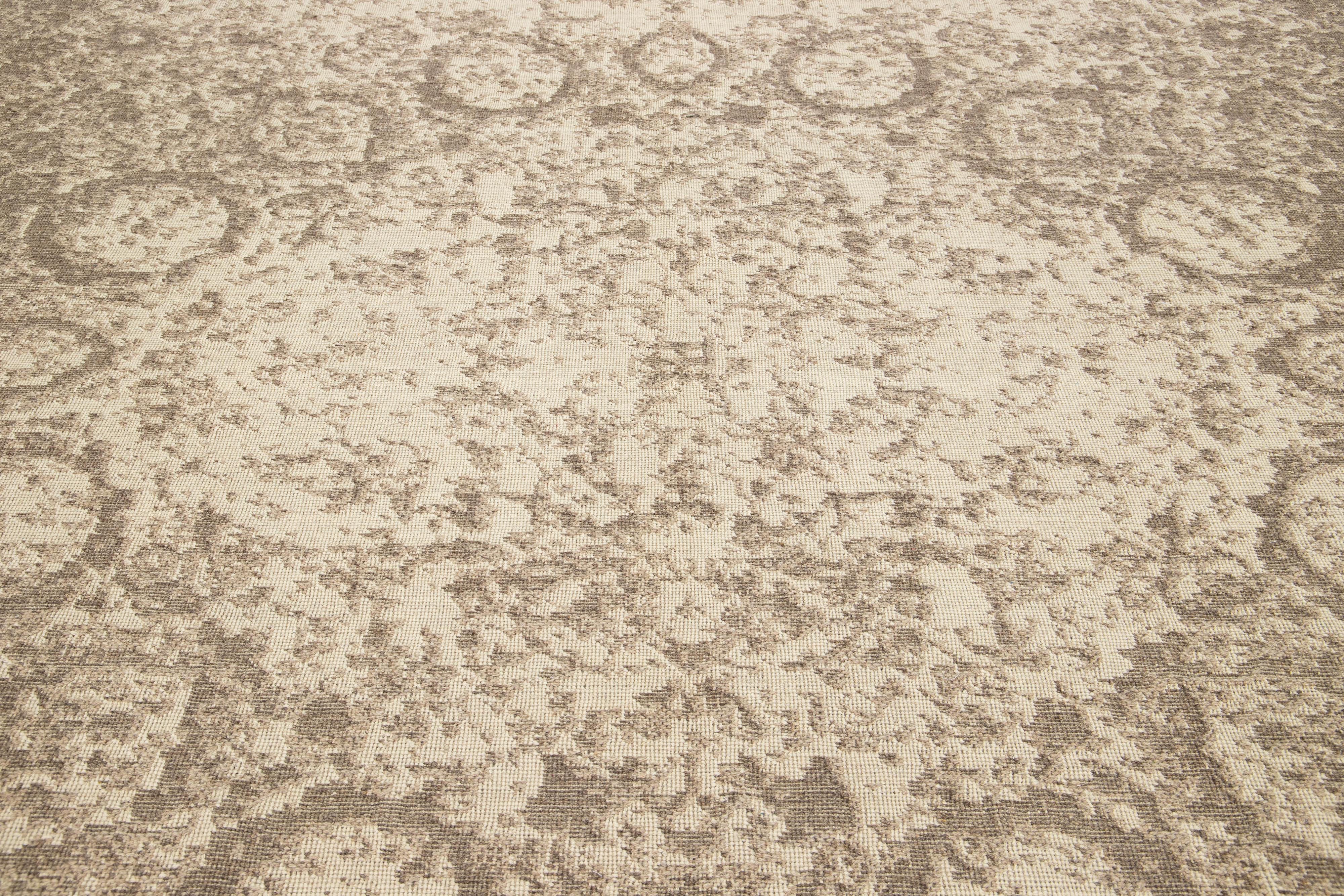 Contemporary Room Size Wool Rug Hand Loom In Beige With Center Design (Wolle) im Angebot