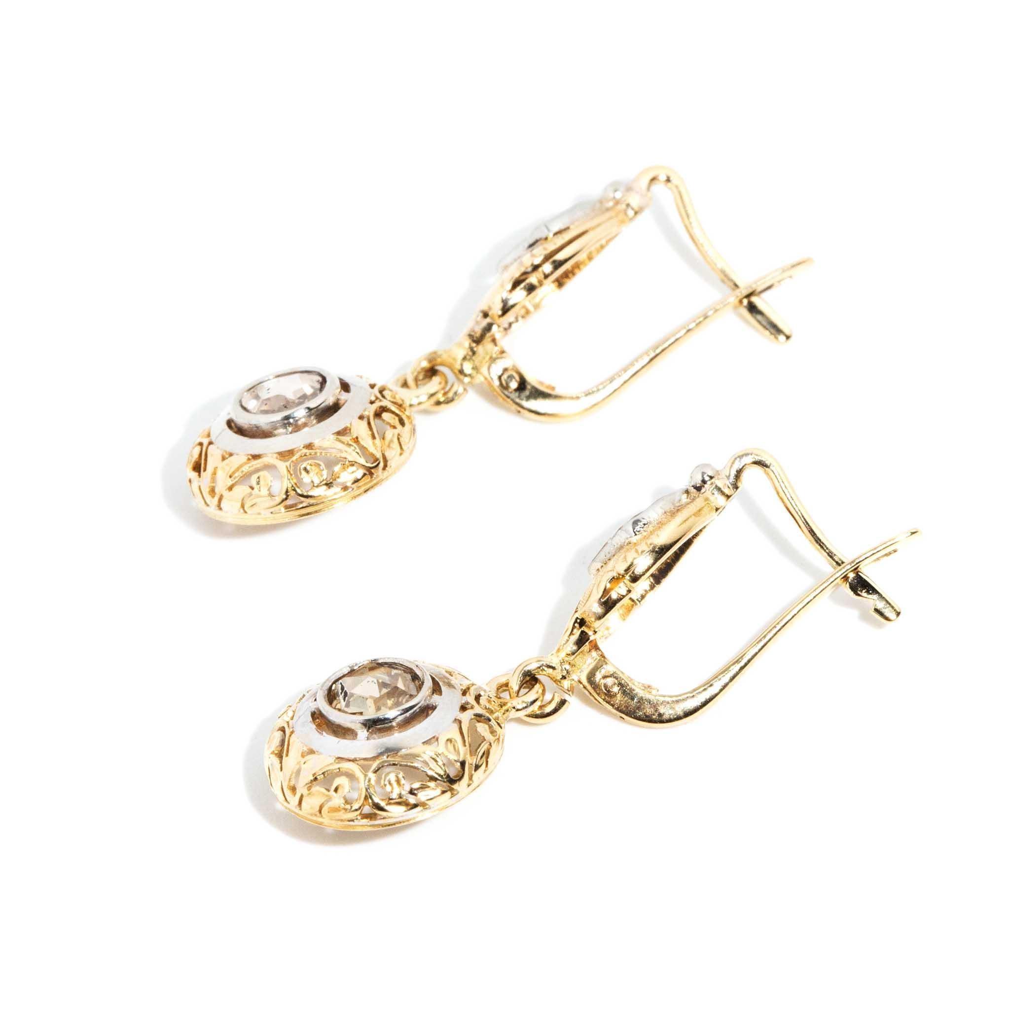 Taille rose Boucles d'oreilles contemporaines en or jaune 14 carats avec pendentifs en diamant taillé en rose en vente