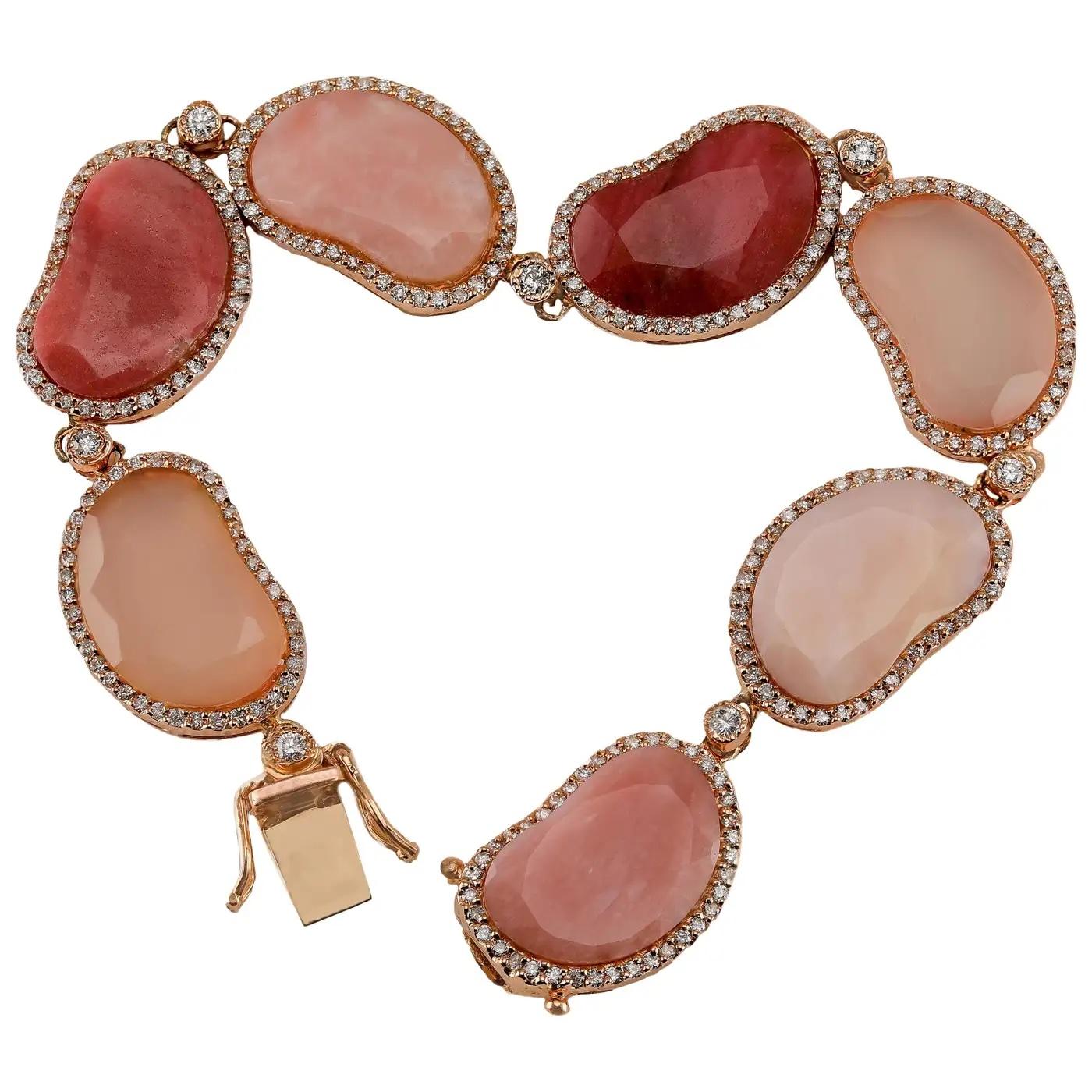 Esta llamativa pulsera presenta siete piedras talladas en forma de judía, ingeniosamente combinadas -cuarzo rosa, rubí y ágata rosa-, cada una rodeada por un delicado halo de diamantes engastados en pavé que suman aproximadamente 2,0 quilates.