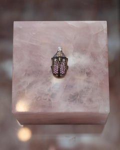 Scatola contemporanea in quarzo rosa con insetto pavé di zaffiri