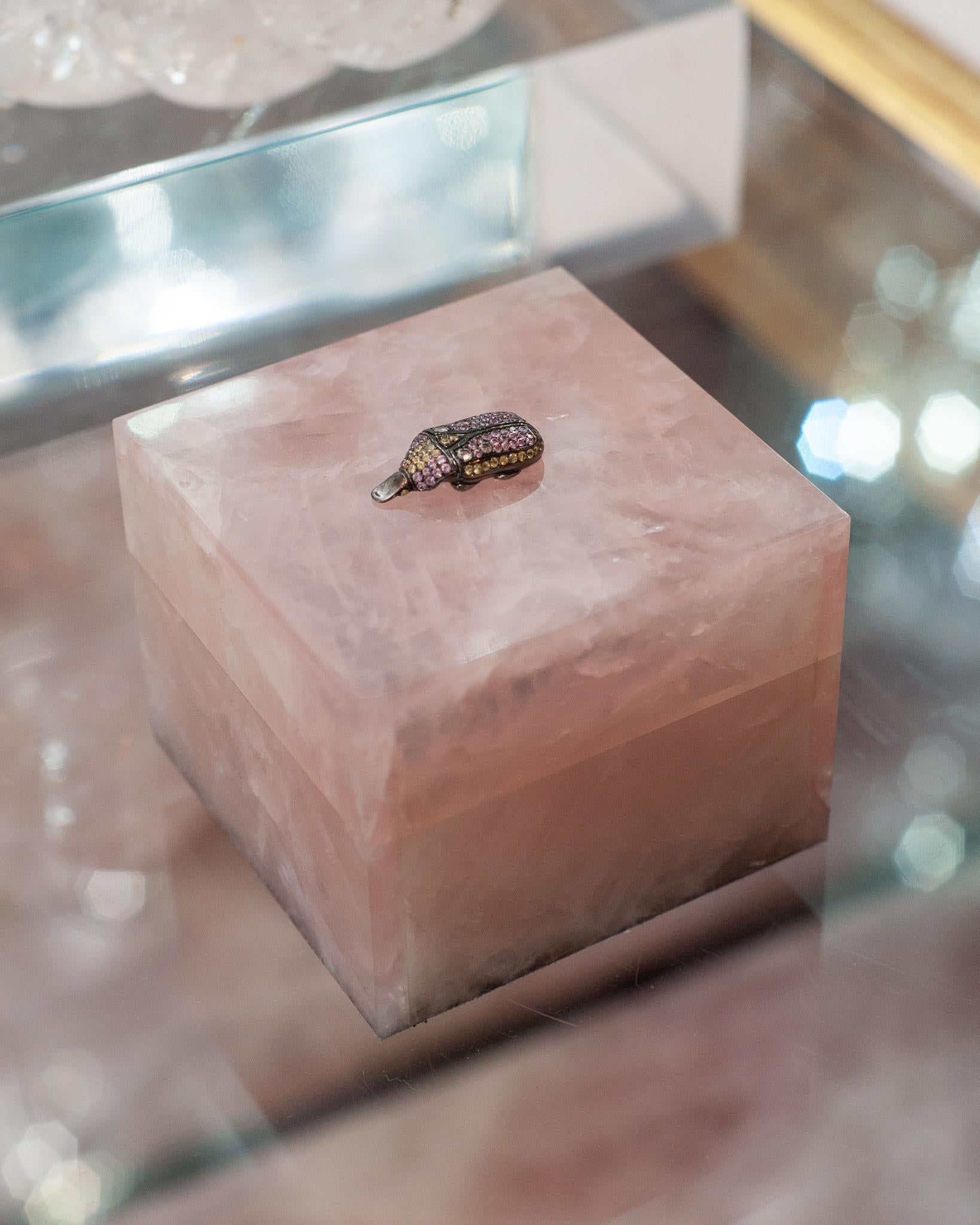 italien Boîte contemporaine en quartz rose avec insecte orné d'un pavé de saphir en vente