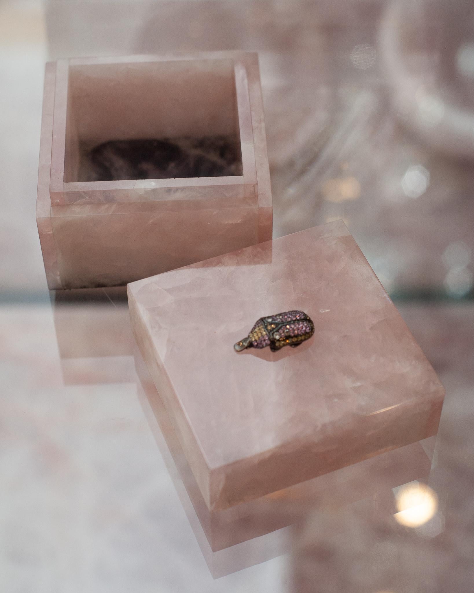 Boîte contemporaine en quartz rose avec insecte orné d'un pavé de saphir Neuf - En vente à Toronto, ON