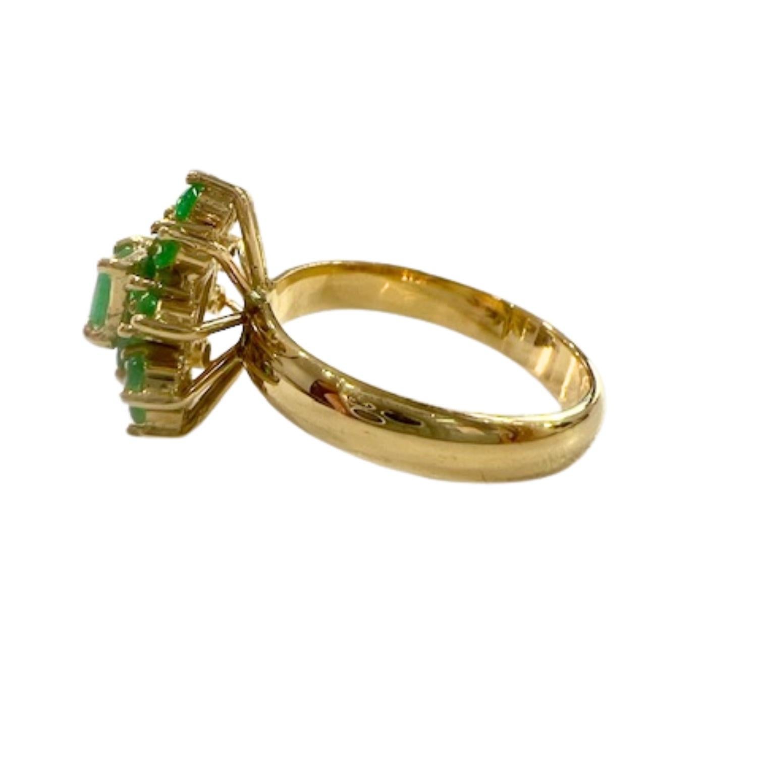 This beautiful ring features a contemporary rosette design crafted from 18k gold, showcasing 20 Colombian emeralds. The combination of round and carré-cut stones gives it a timeless yet modern feel.

**IN STOCK**

Technical Information:

Material: