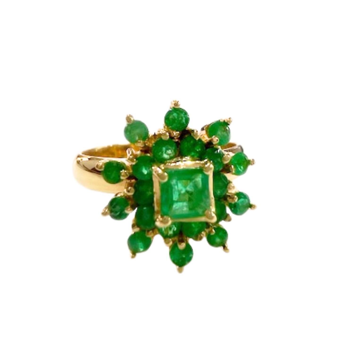 Round Cut Contemporary Design 1.05 carat Emerald Cocktail Ring For Sale