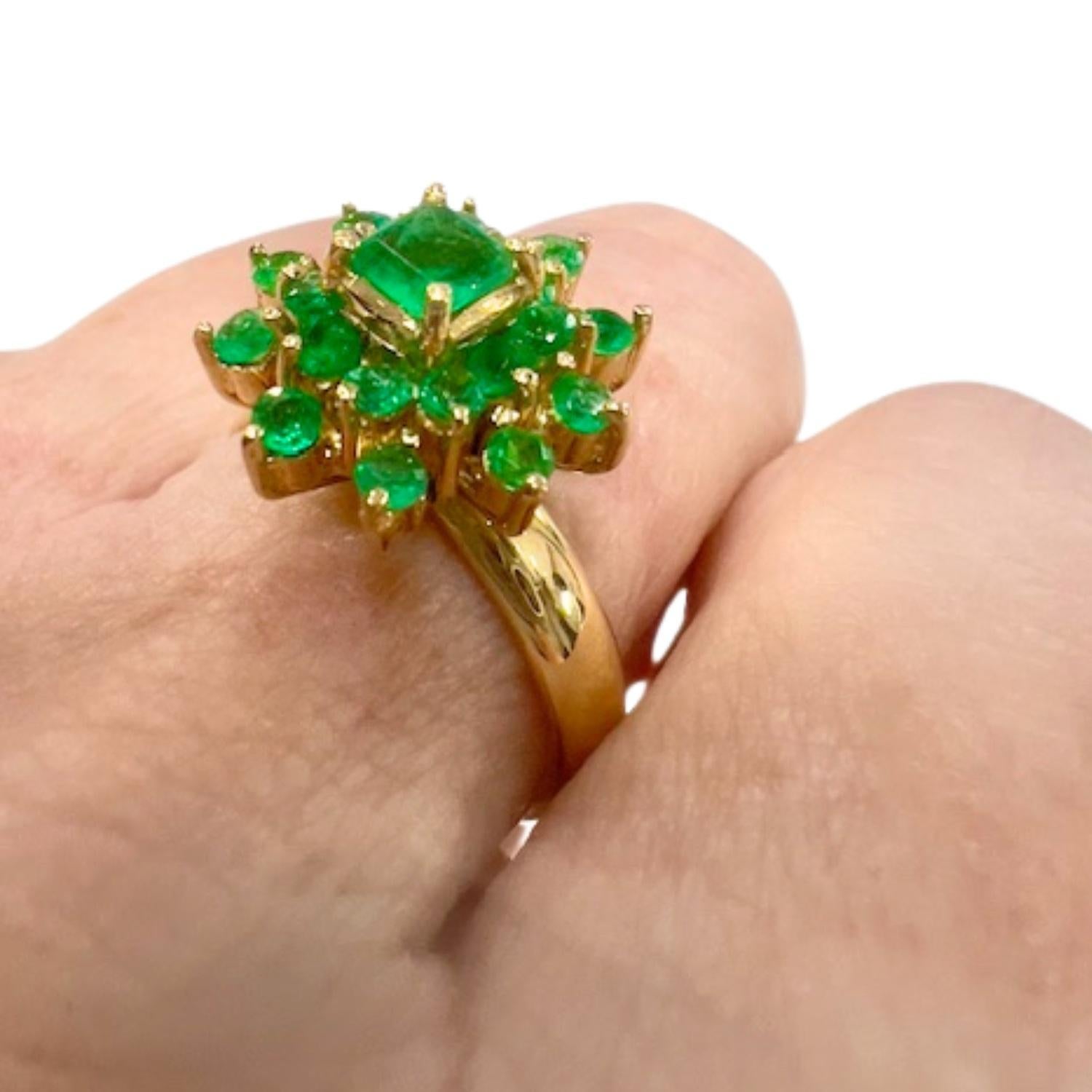 Contemporary Design 1.05 carat Emerald Cocktail Ring In Good Condition For Sale In MADRID, ES